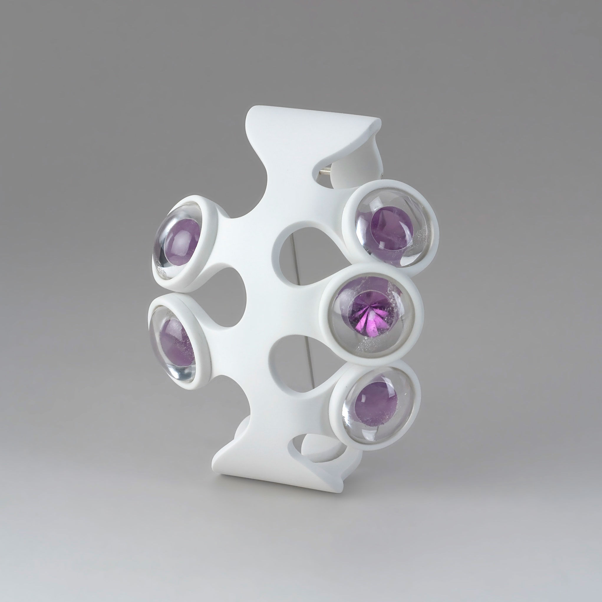 Alexander Friedrich. Sans titre, 2012. Cristal de roche, améthyste, argent, polystyrène, vernis. 10 × 9 × 4 cm