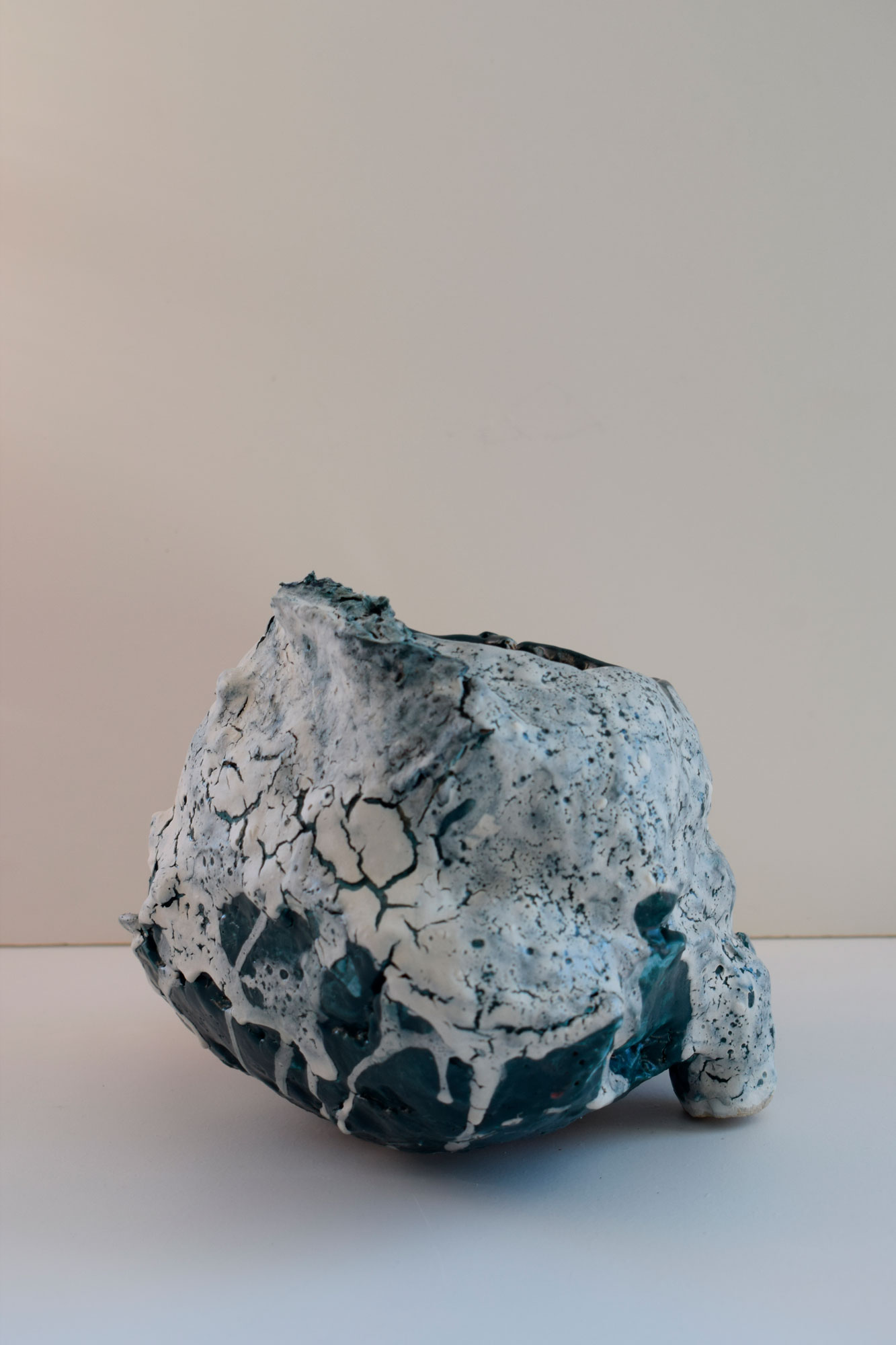 Sculpture céramique - Grès avec engobes et émail colorés, cuisson au four électrique - 14 x 14 x 14 cm - 2021 - Photo : Sonja Delforce