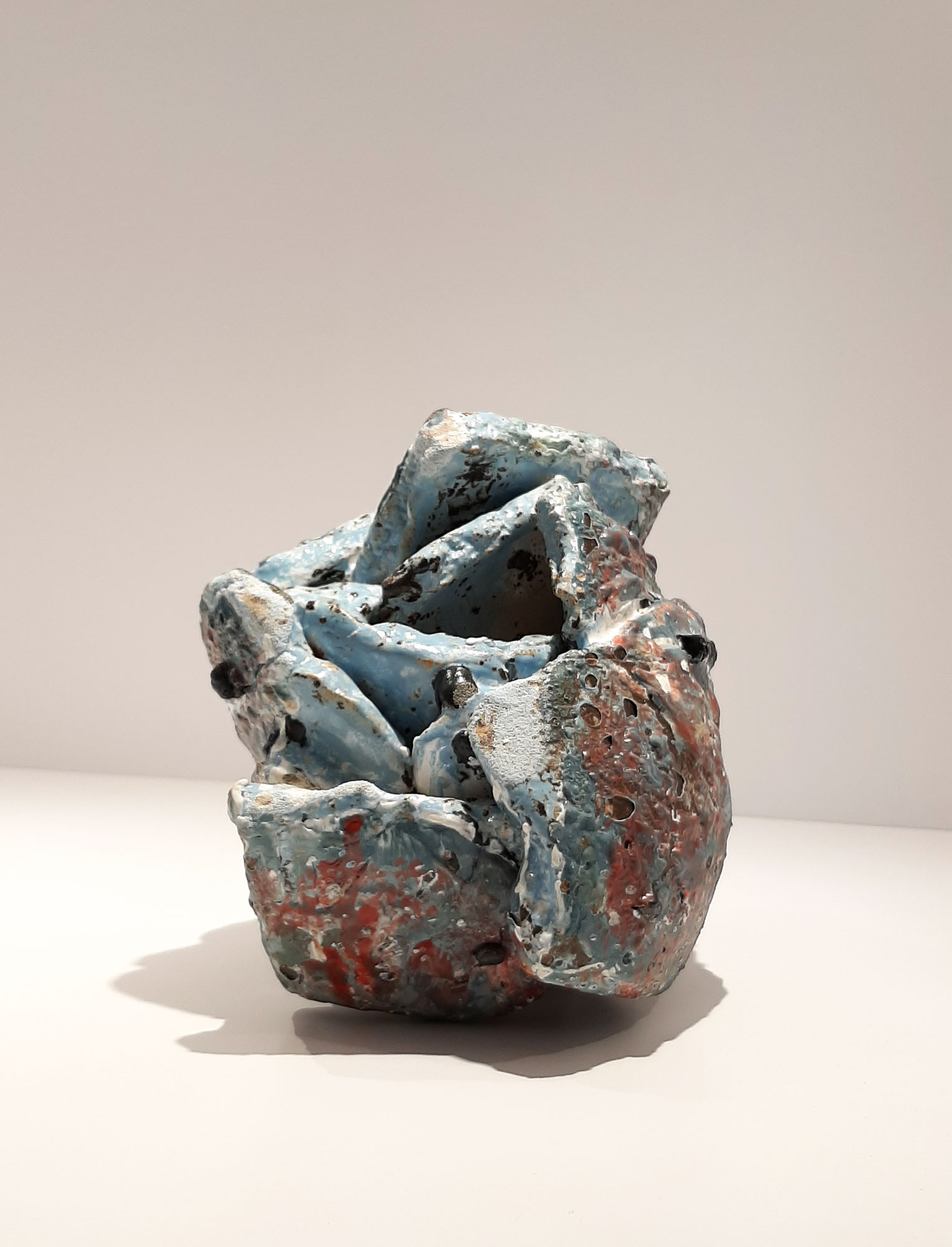Sonja Delforce - Sculpture céramique - Grès, engobes et émail. Cuisson four électrique 1200° - 22 x 18 x 20 cm - 2019