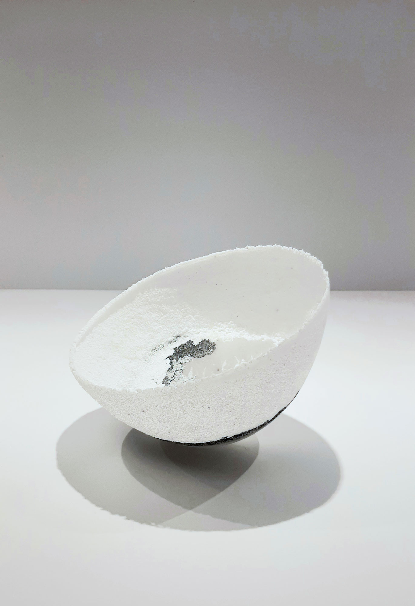 Francine Delmotte - Sans titre 2. Bol. Pâte de verre blanc estampée, ligne noire, strates intérieures - ∅21 x 14 cm 