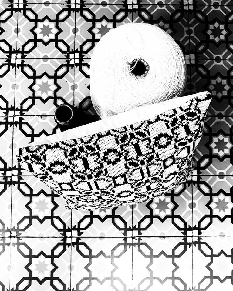 En confinement, Christine Mawet fait du design textile Home Made ! Ici, elle transpose le motif du carrelage de sa cuisine sur un coussin jacquard. | Christine Mawet - Coussin. Textile jacquard - 2020