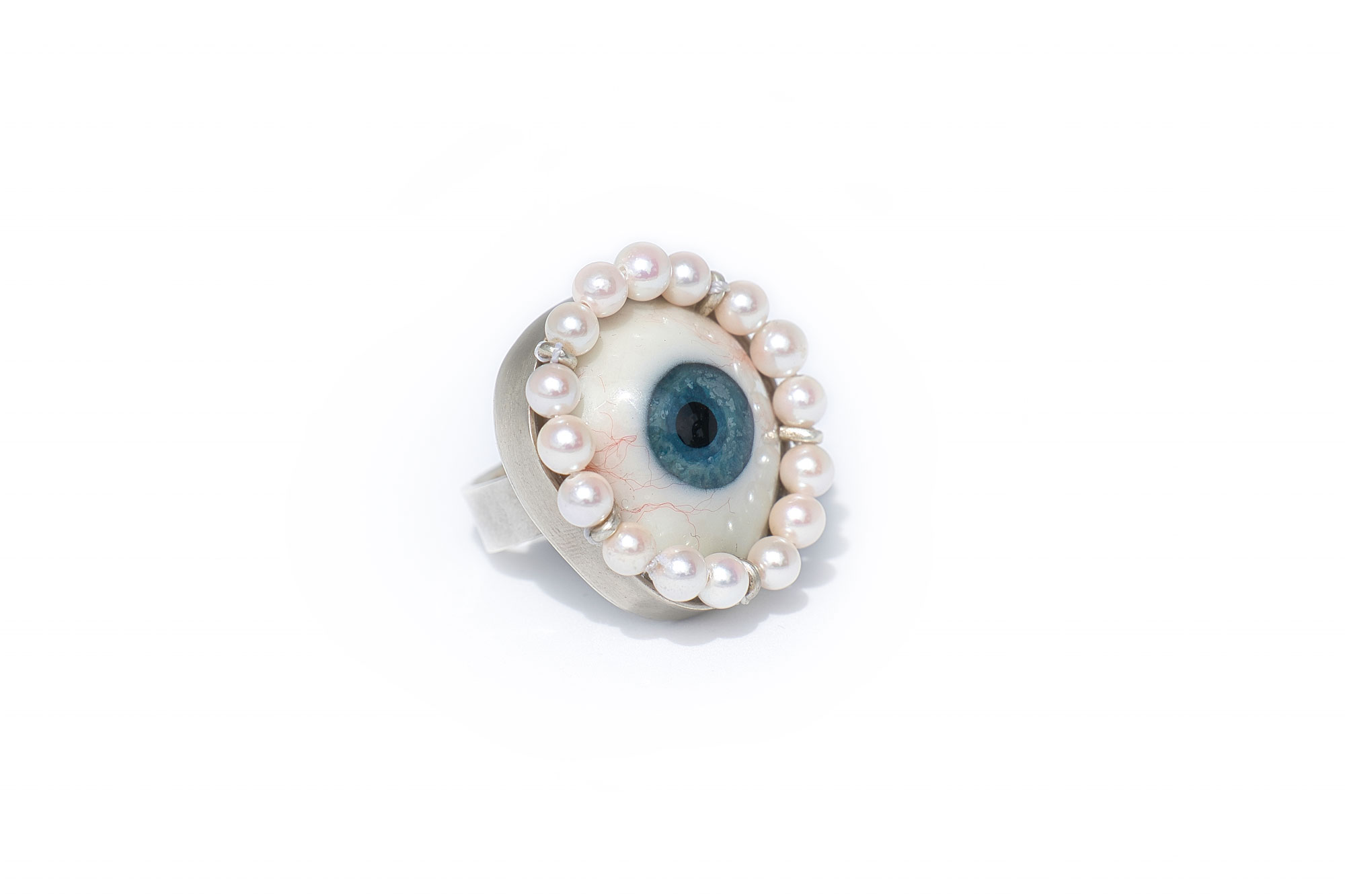 Bague - argent 925, prothèse oculaire, perles akoya - 2022  - Photo : Yves Martin