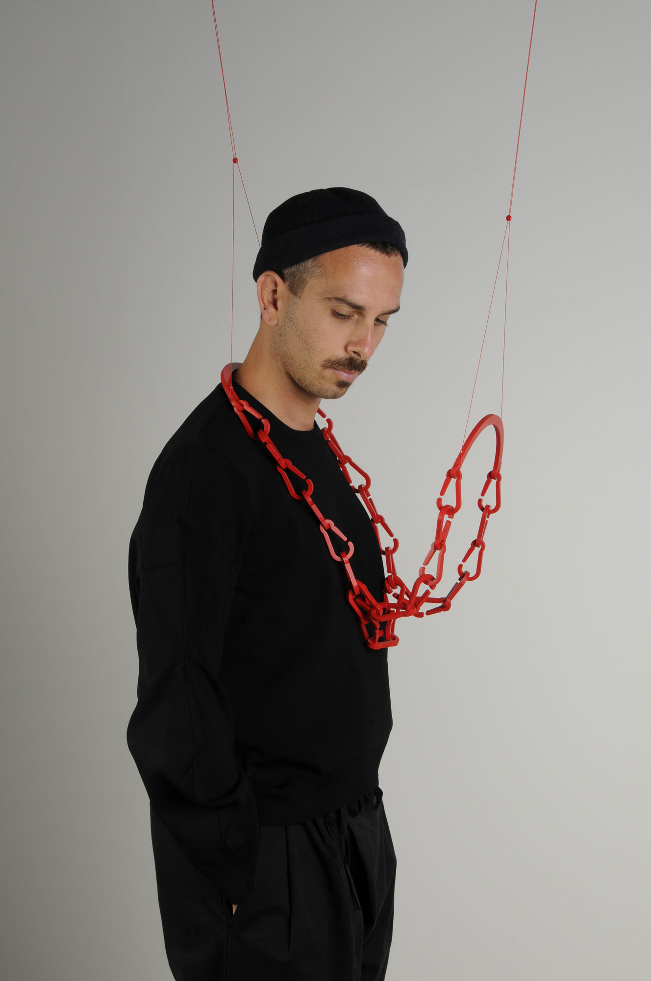 THE HUG de la collection OXYTOCIN (RED IS THE COLOR OF LOVE) en collaboration avec Alejandro Ruiz, collier pour 2 personnes - bois, peinture, corde synthétique, perles à écraser, découpe sur bois -  L.22 x l.30 x h.43 cm - 2020 - Photo : F. Kada