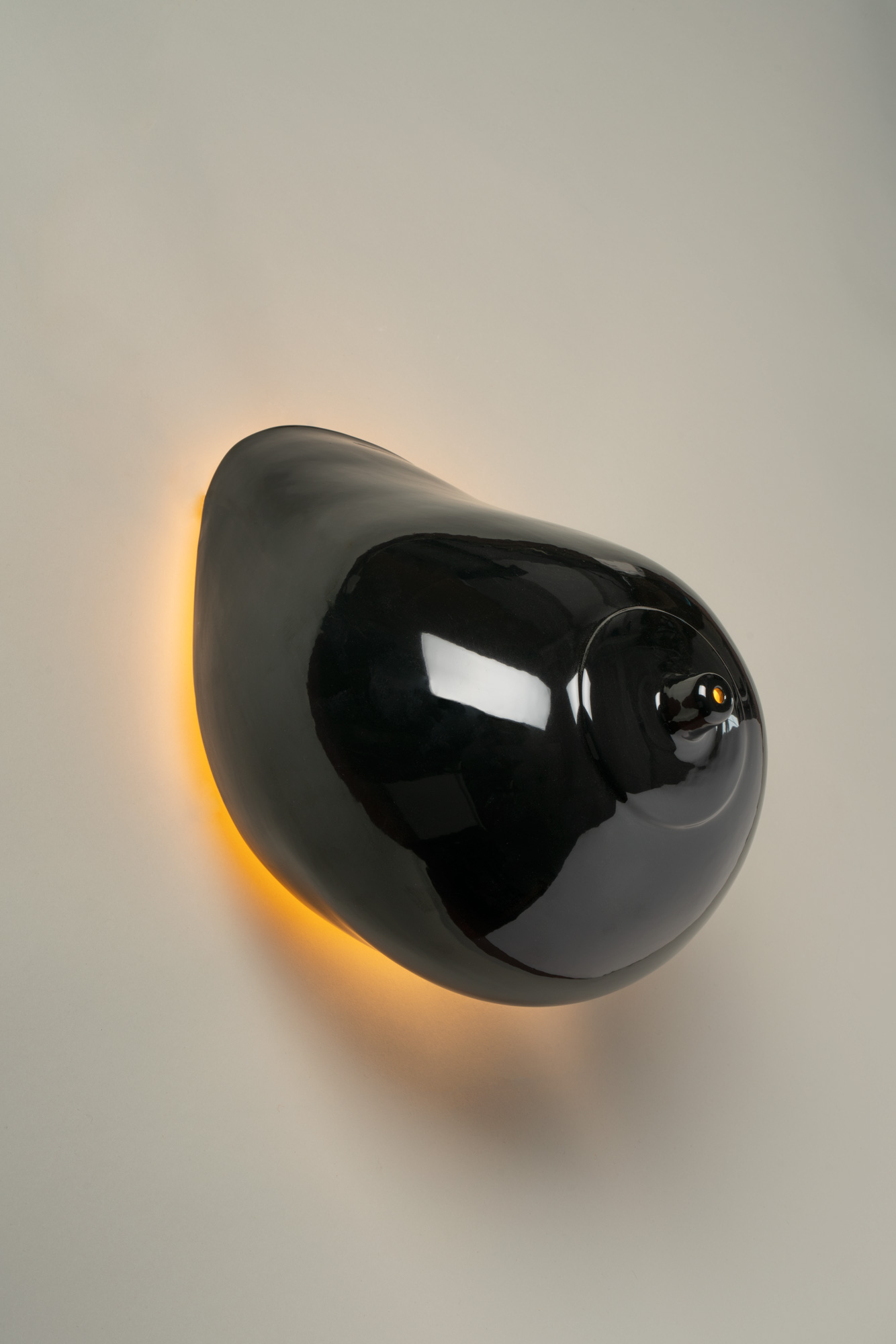 Black Big Tit - Applique luminaire - Céramique et émail noir brillant - env. 32 cm - Photo : Jacques Vandenberg
