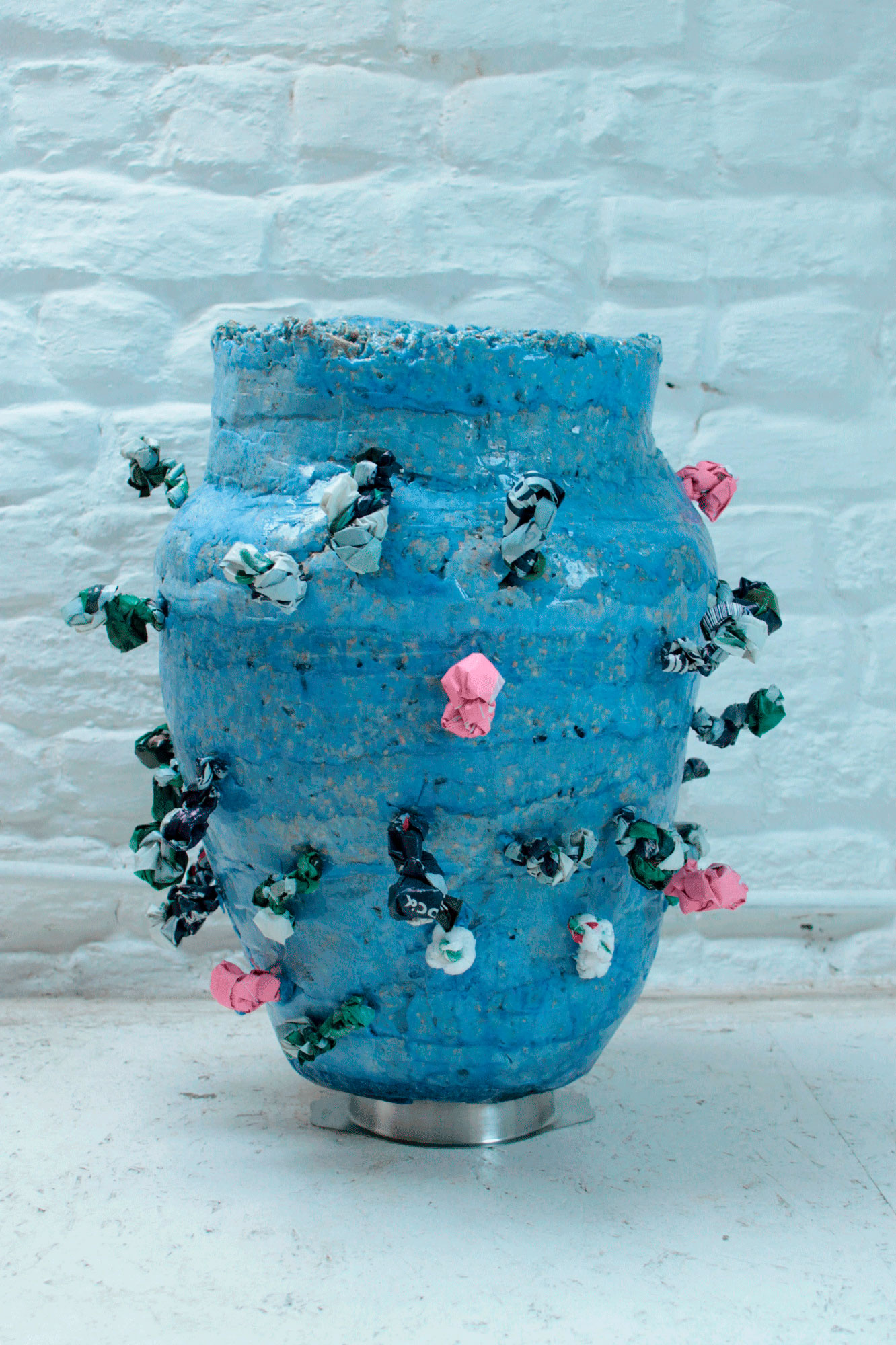 Blue knot vase. Biorésine, copeaux de bois, pigments, sacs en plastique, bol en inox. Fabrication des moules, fonderie. 43 x 37 x 42 cm. 2020