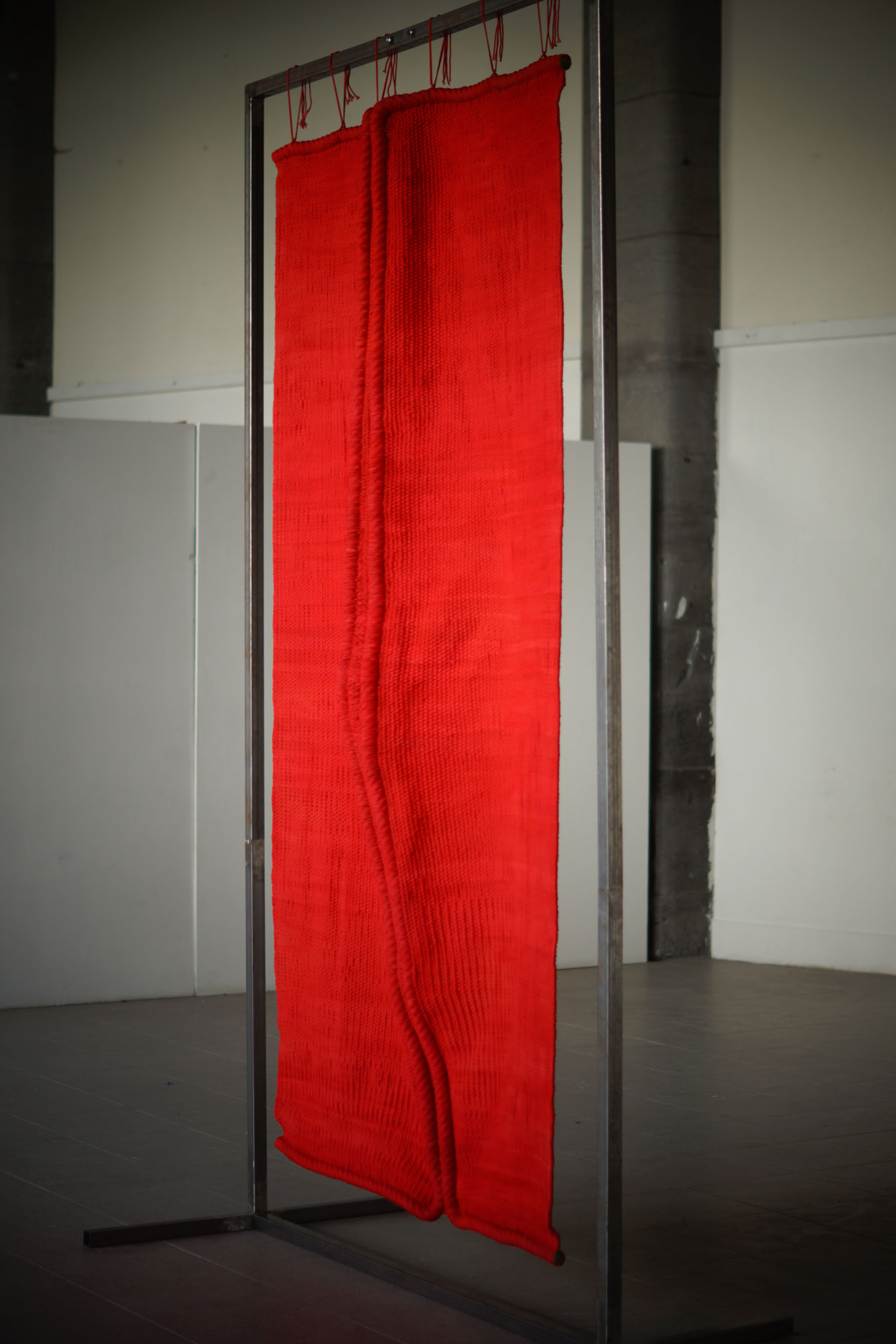Rouge - Tapisserie haute lisse - Coton teint, cirage, acier - 305 x 170 x 30 cm - 2019 - Photo : M. Grassart