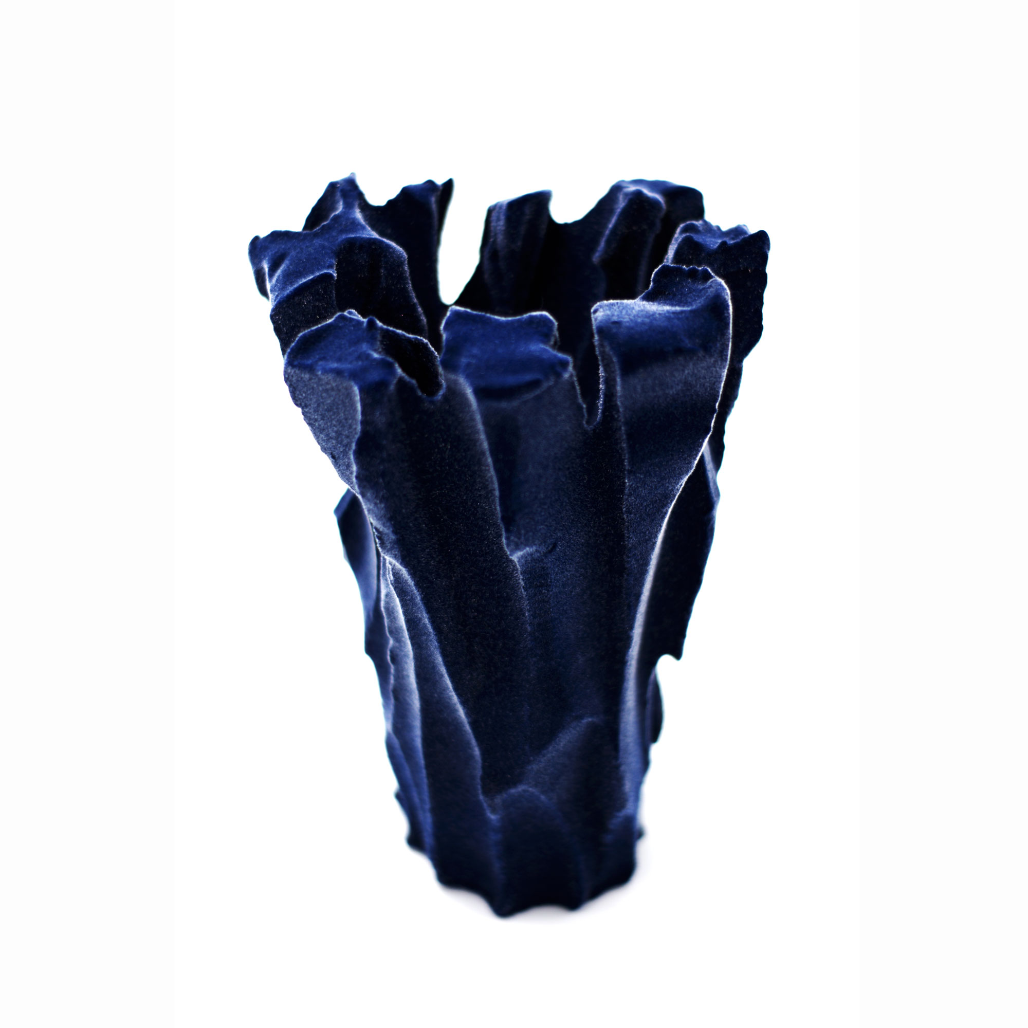 Michal Fargo - Soft Accents in Blue -
Façonnage à la main et flocage. Grès et fibre - 18 x 18 x 25 cm - 2020