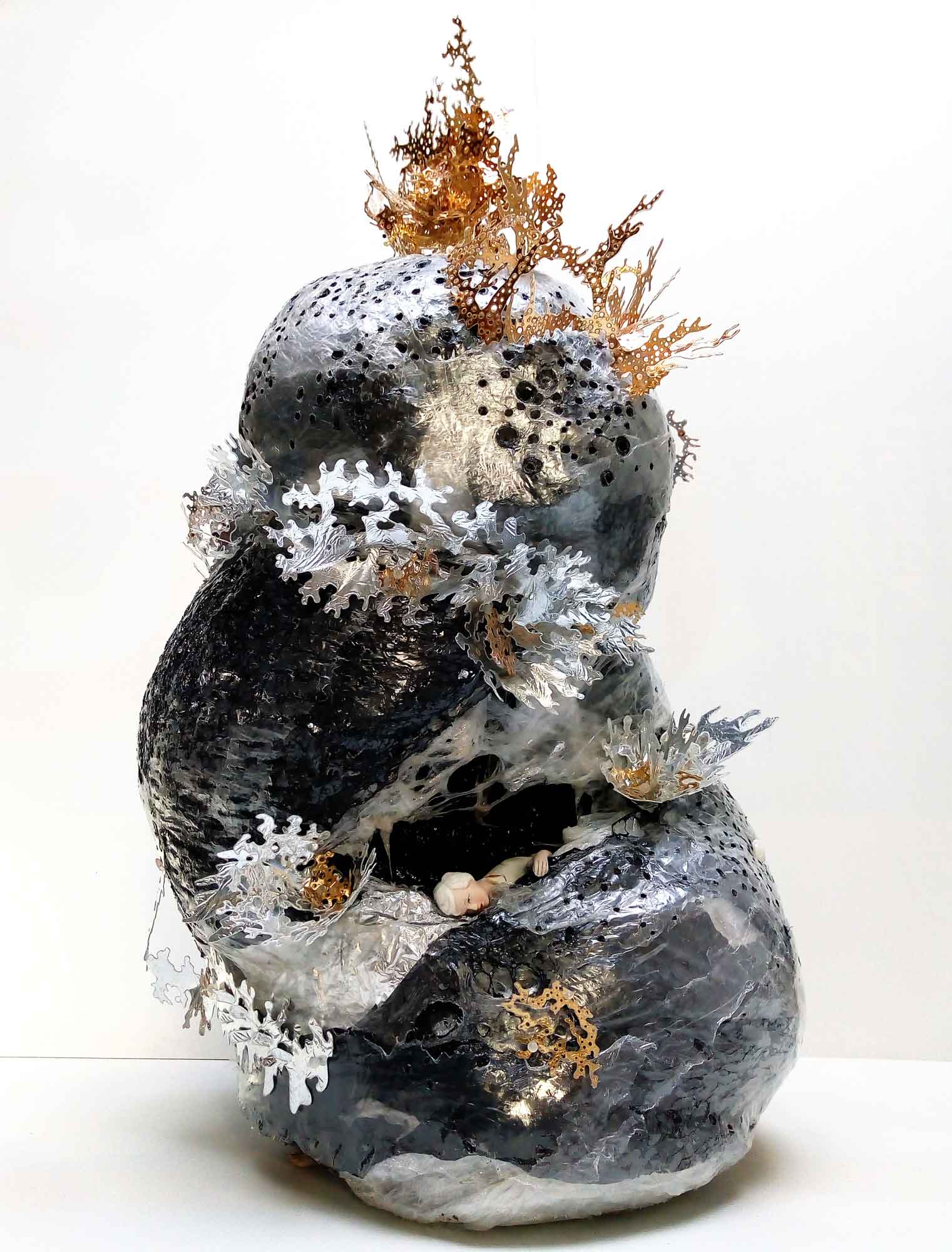 Isabelle Azaïs - L'Enfer - Emballage plastique, couverture de survie, fragments de céramique - 80 x 50 x 60 cm - 2018 