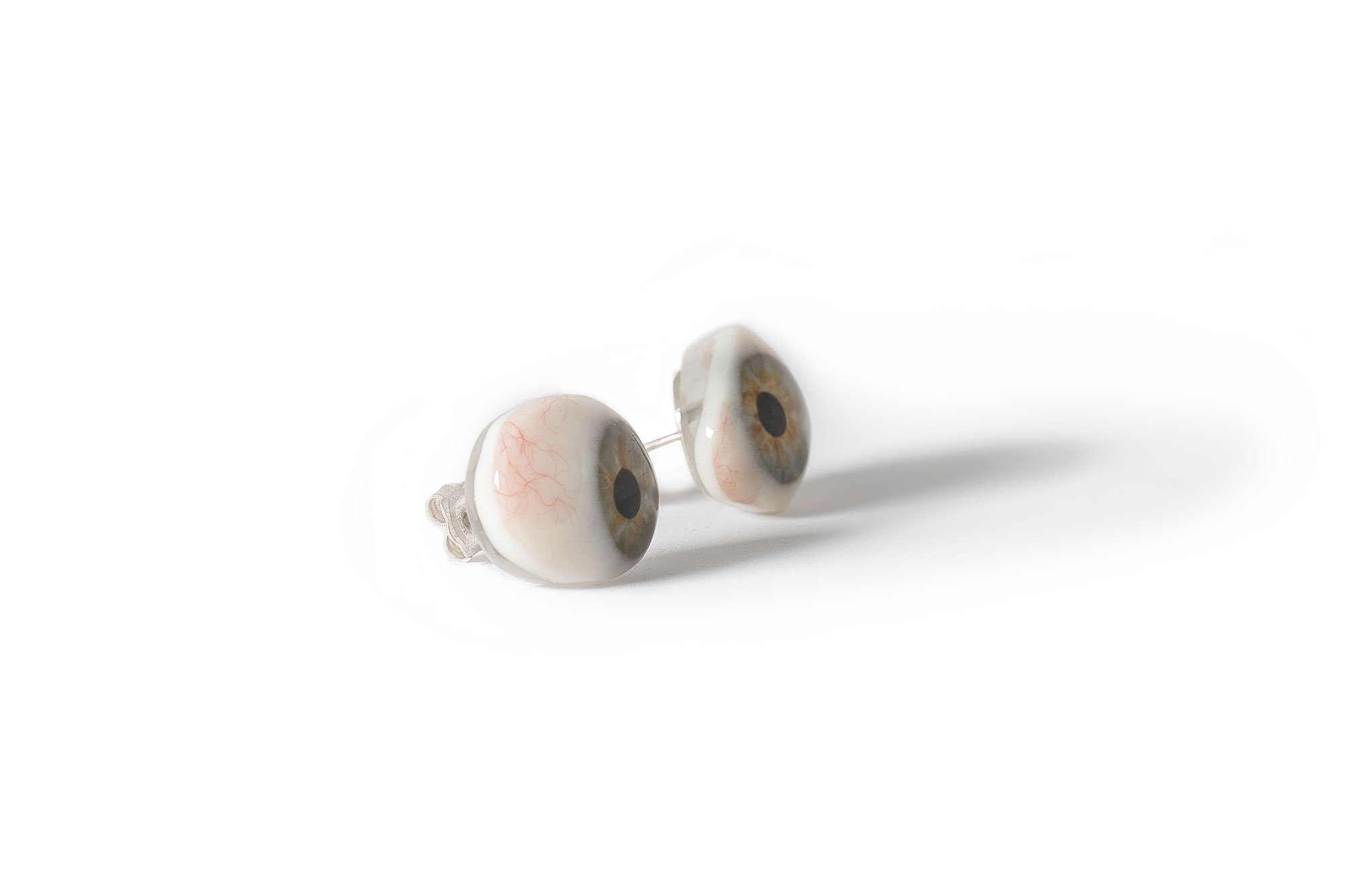 Boucles d'oreilles - argent et prothèse oculaire - 2022 - Photo: Yves Martin