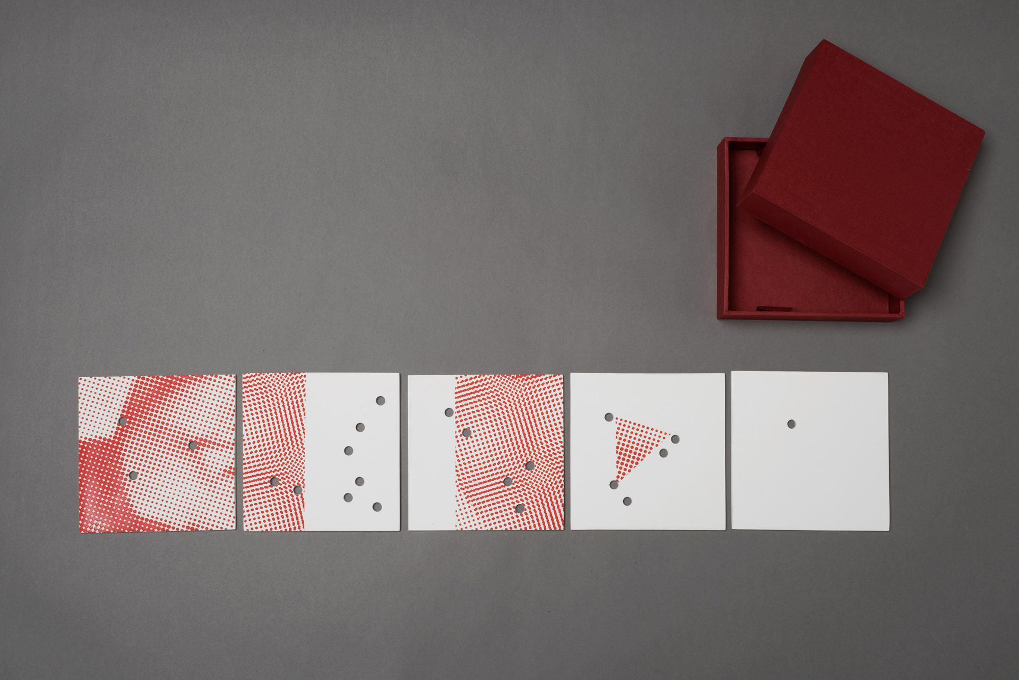 Livre rouge - Porcelaine à l’os - 70 x 14 x 0,4 cm - 2016 - Photo : J. Vandenbergh
