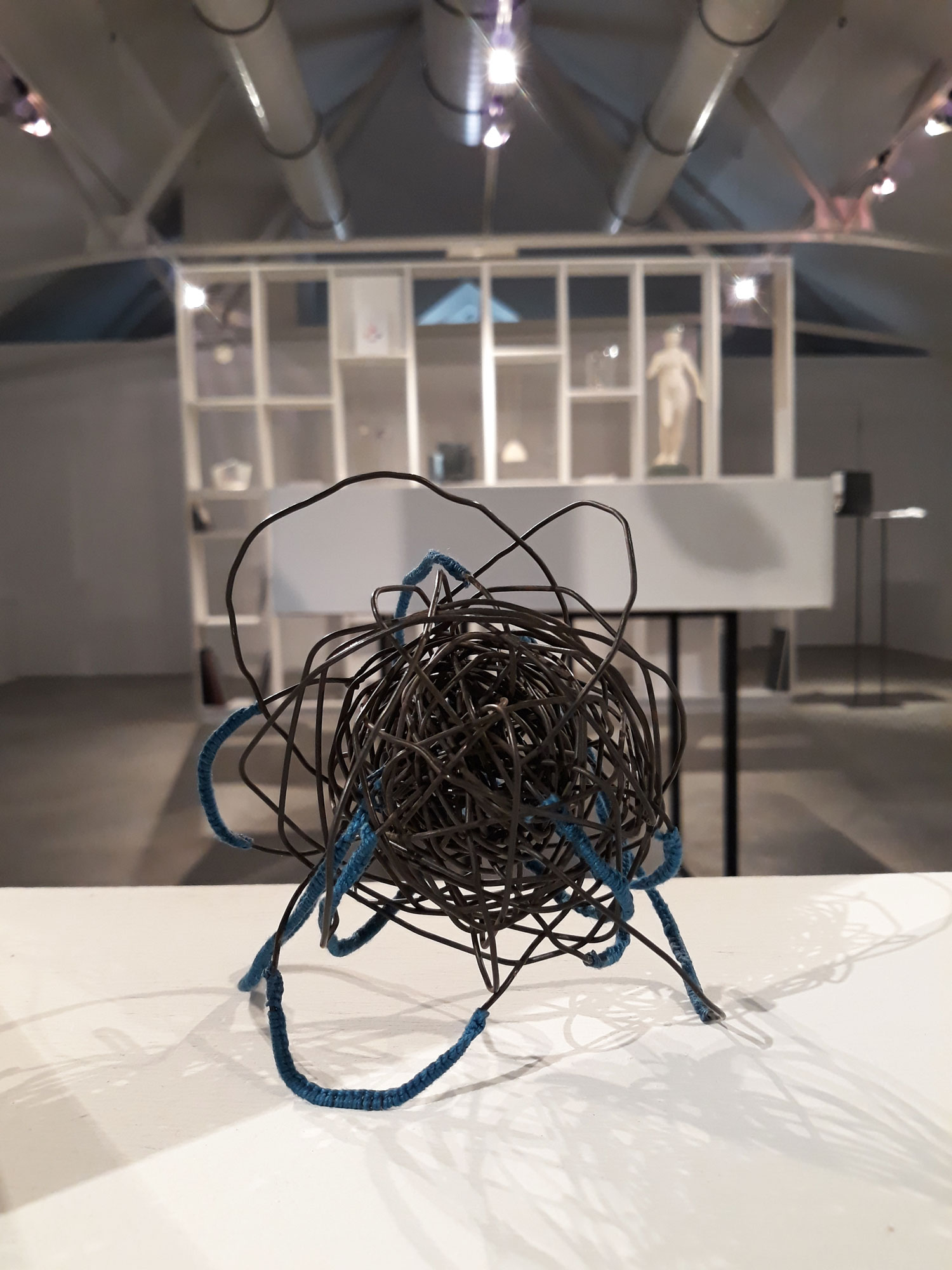 Maria Fernanda Guzman - Nœud bleu - Sculpture métal et fil
