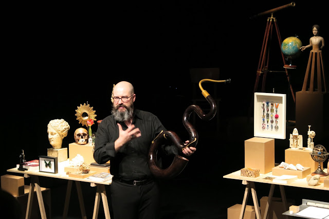 Le musicien Christophe Morisset présente son instrument, le serpent.