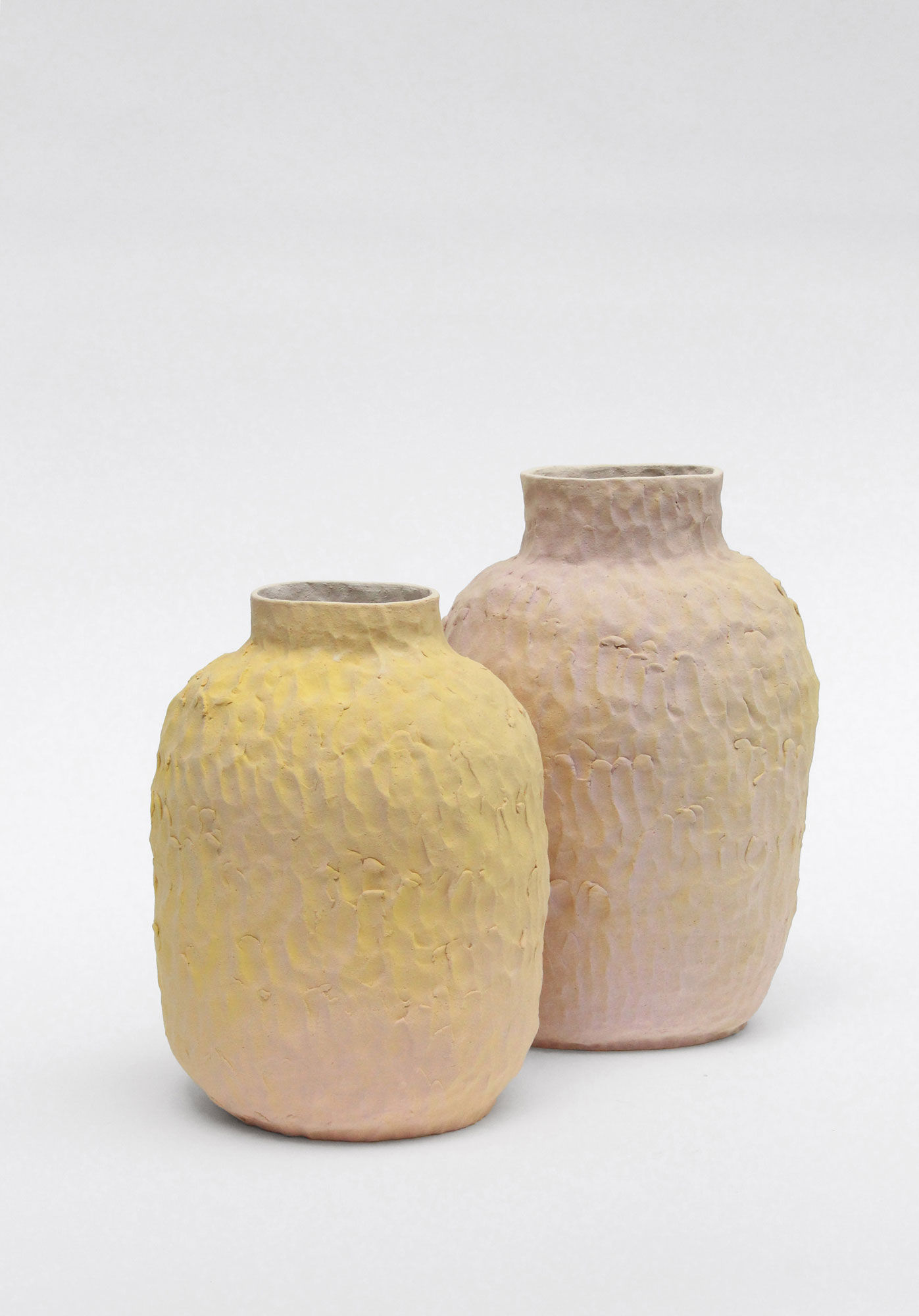 Ports-pourris - Ensemble de céramiques sculpturales « toxiques » - Grès et émail plombifère incuit - de gauche à droite : pièce n°4. 21 x 17,5 x 33,5 cm, pièce n°5. 20 x 17 x 29 cm - 2020