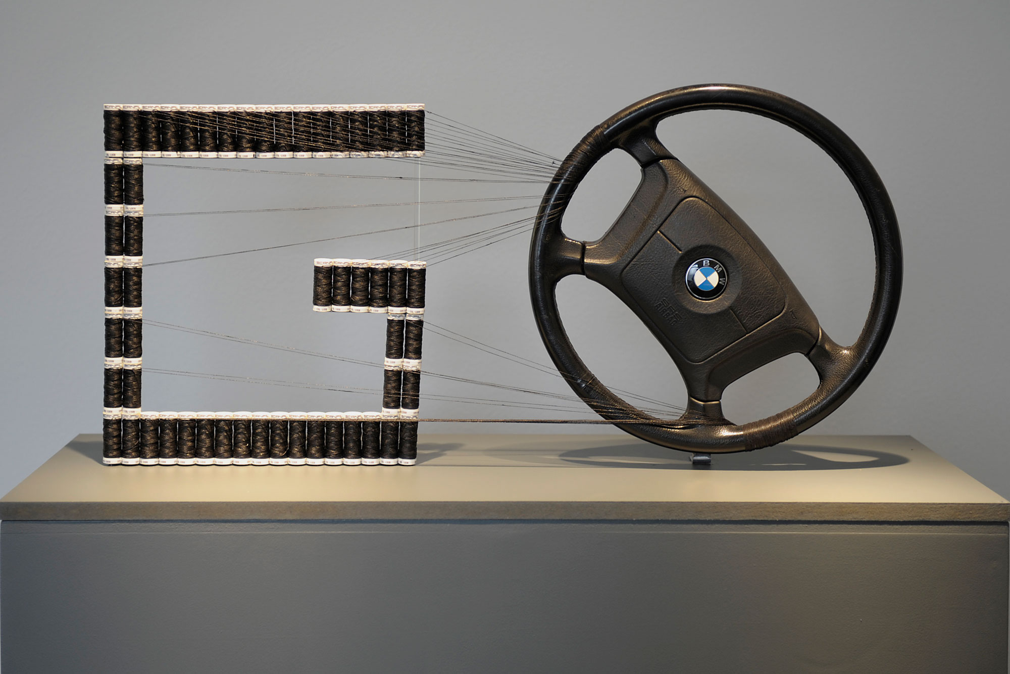 Fil conducteur - Fil de lin, volant, bois - 99 x 40 x 50 cm - 2015