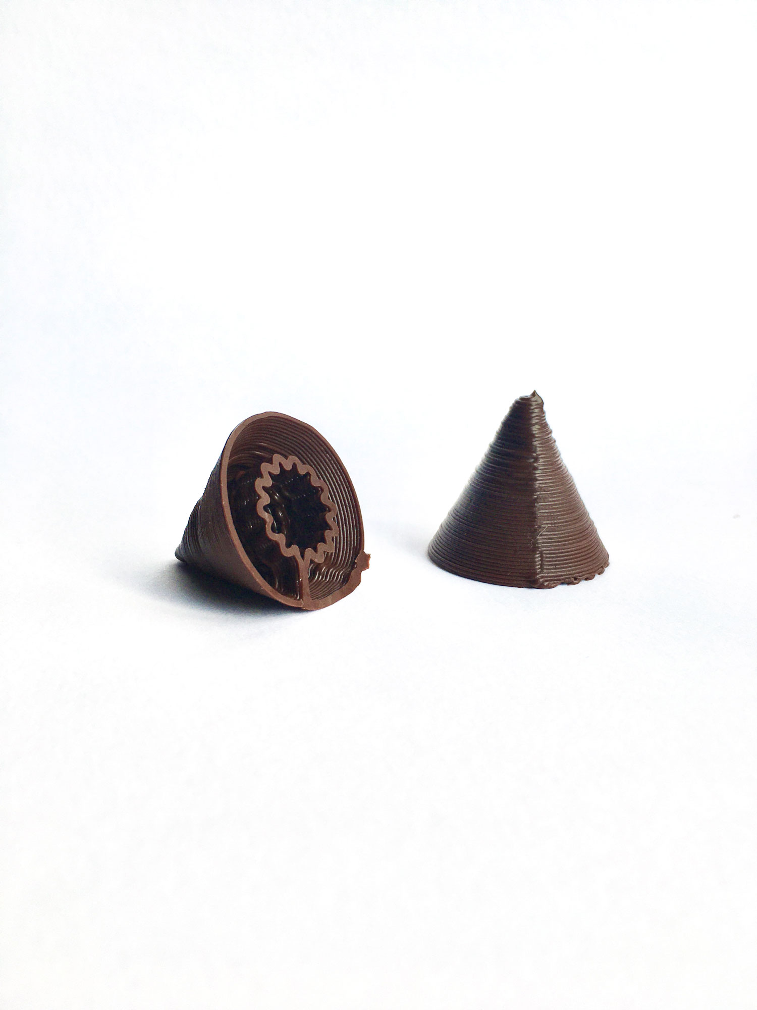 More than shape - Chocolat, impression 3D - Installation (More than shape Full Show) : 100 x 200 x 4 cm, chocolats : dimensions variables - 2020