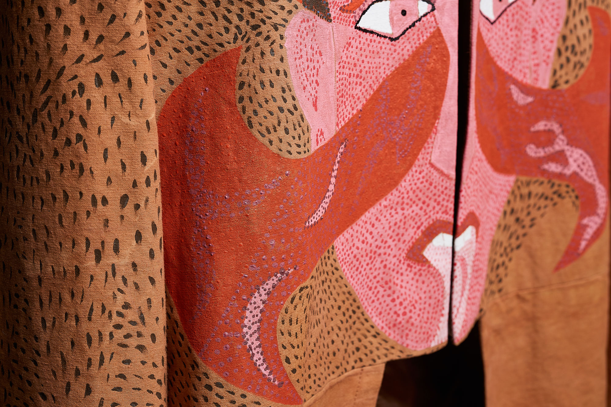La Tête - Toile de coton. Teinture manuelle Cutch et peinture à main levée - env. 60 x 60 cm - 2018 - Photo : Barthelemy DECOBECQ 