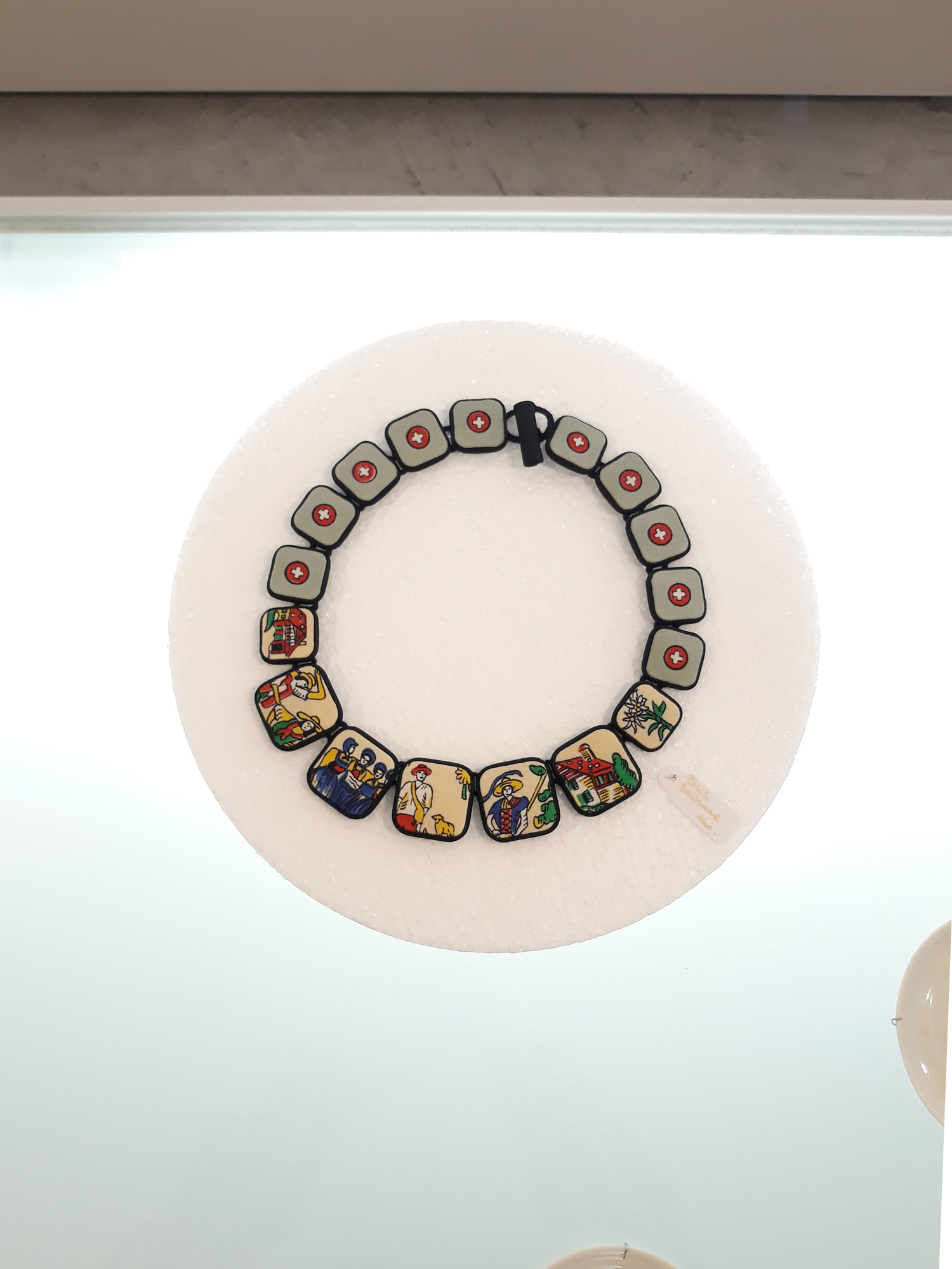 Cécile Bertrand - Colliers, bracelets et broches en galerie