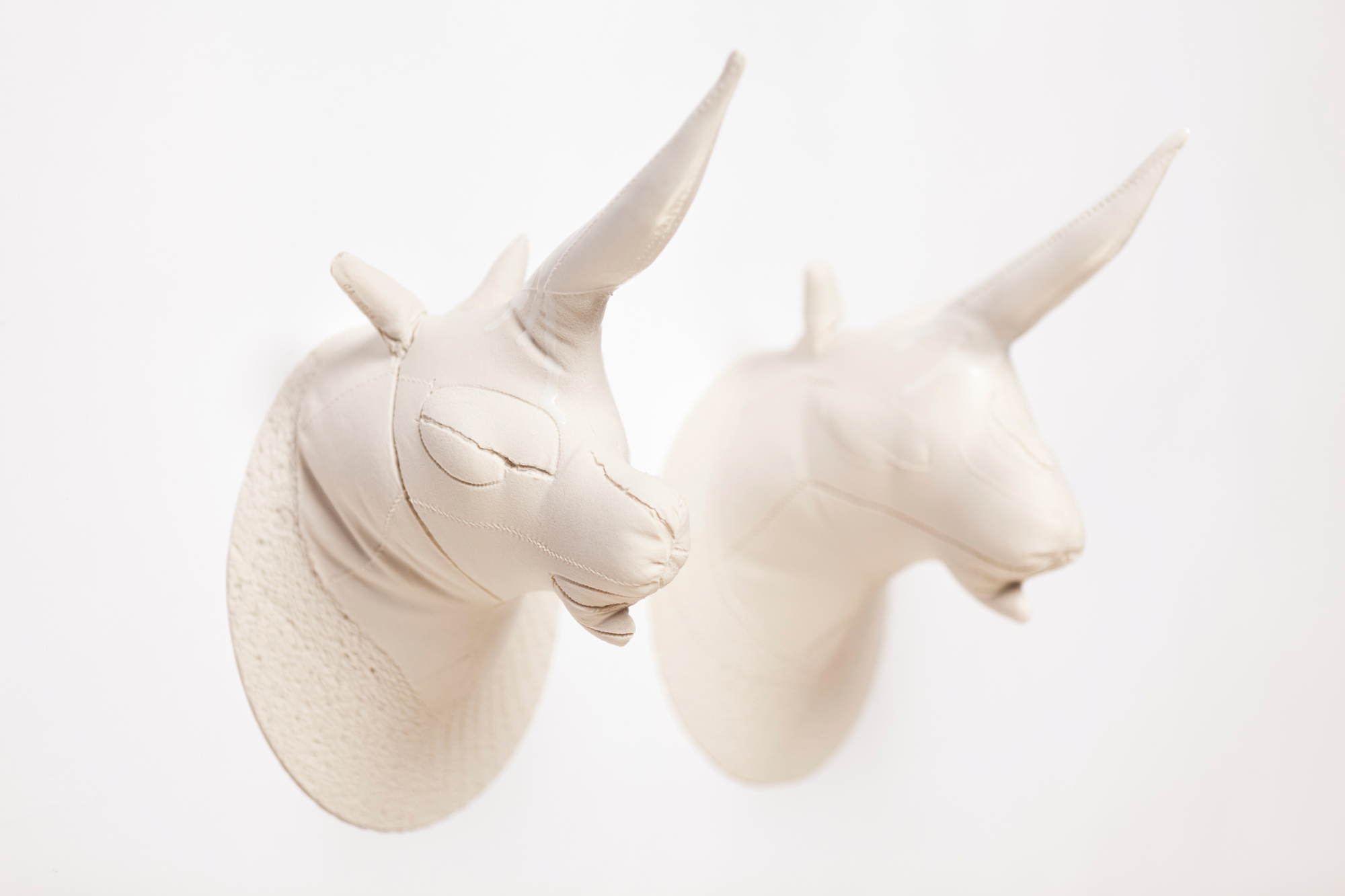 SKIN GAME, Licornes - Porcelaine coulée dans une paire de gants en cuir, émail - 27 x 25 x 16 cm chacune - 2014 - Photo : David Marlé