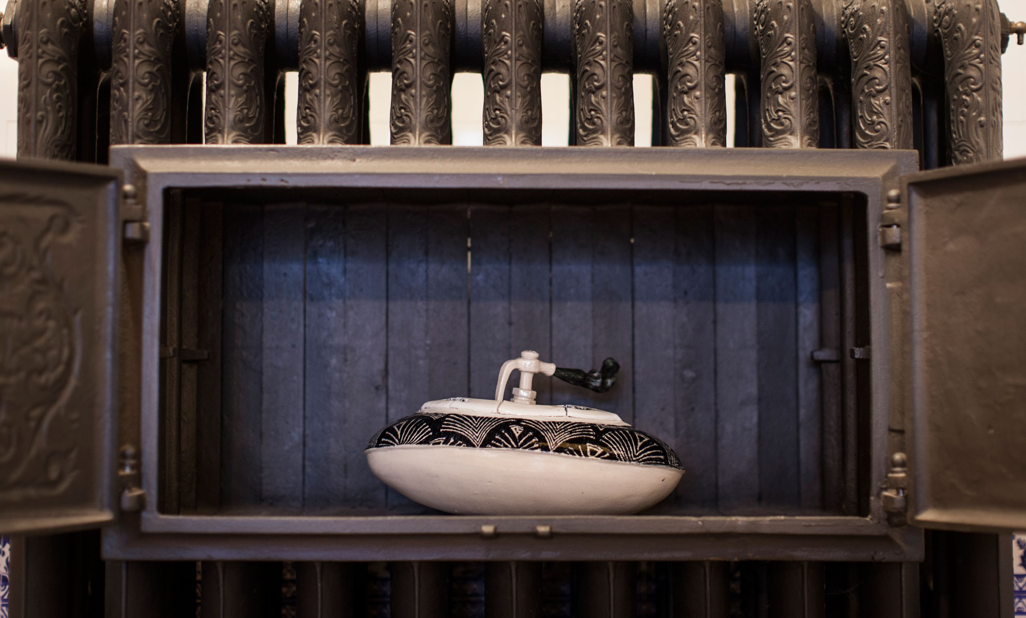 Coryse Kiriluk - Grès modelé, papier-porcelaine, jus d’oxyde, émail. Cuisson électrique 1250° - Photo : Arthur Ancion