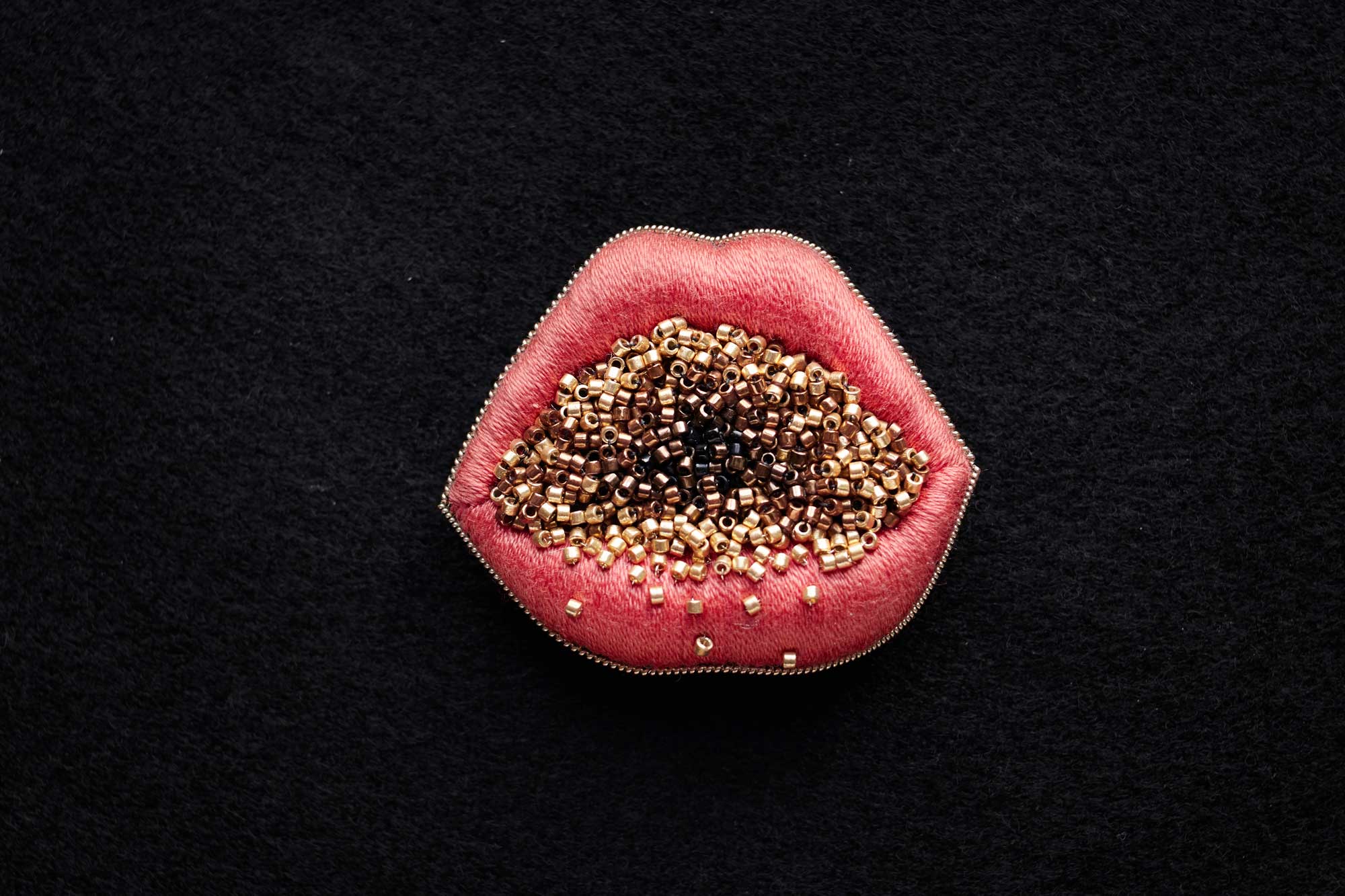 Feu intérieur, 2020 - Fil de coton, perles Miyuki Delica, jaseron. Broderie en stumpwork, perlage à l’aiguille - 6 x 5 x 3 cm - Photo : Nicolas Kohen