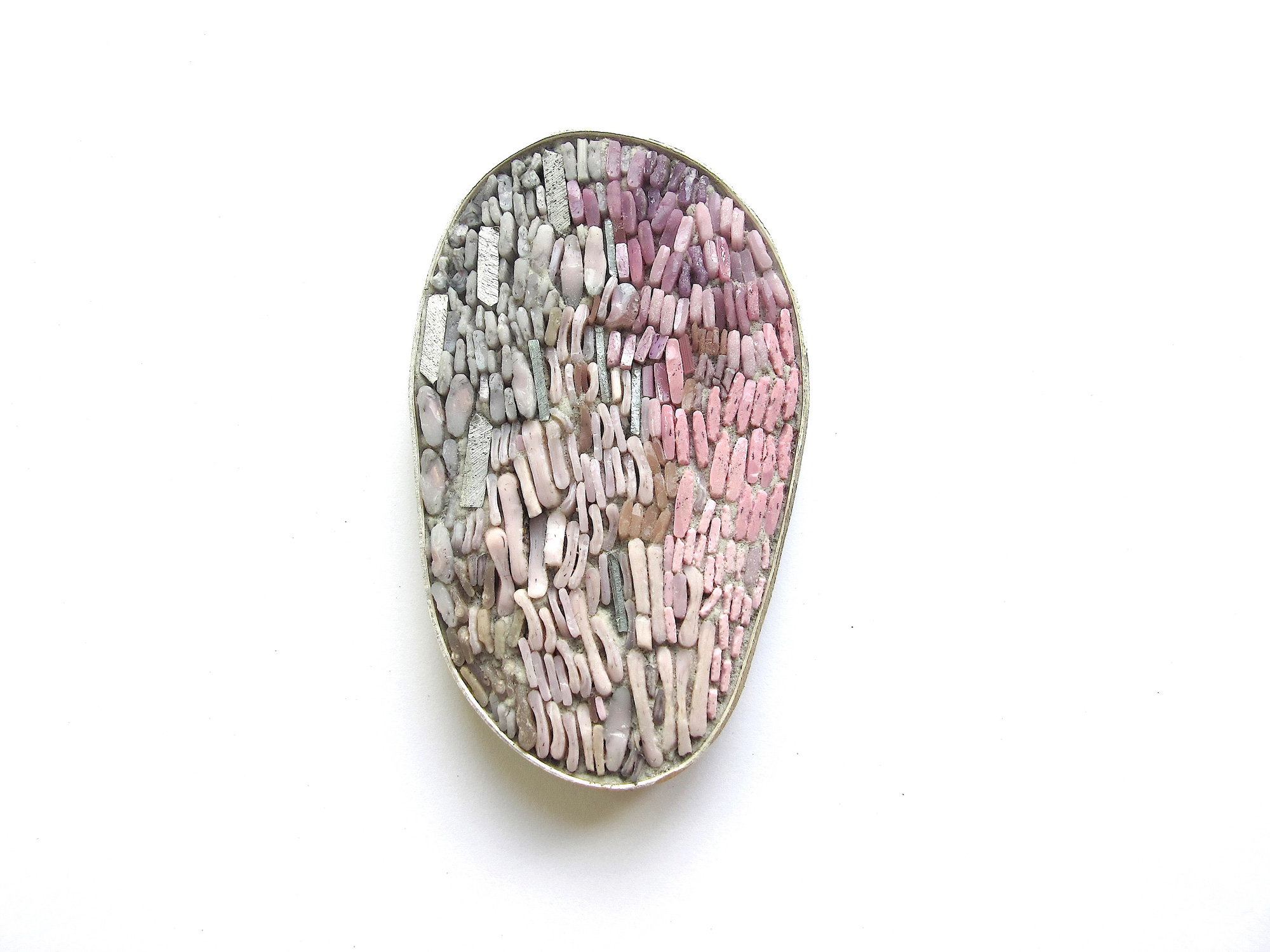 Broche rose - Argent, micromosaïques, aluminium - 6 x 3 cm - 2018 - Photo : ICatelier