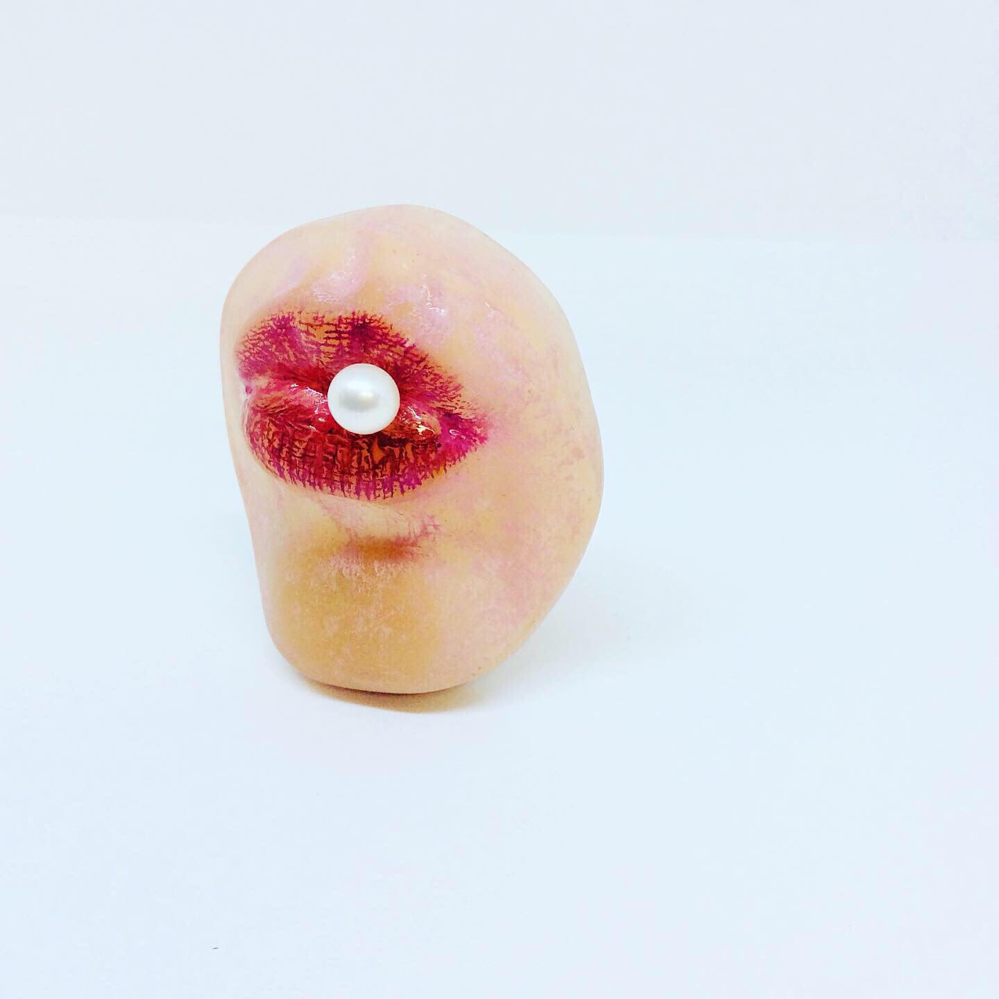 Librement inspirée de l’univers surréaliste de Salvador Dalí, la broche « First kiss » détourne une nouvelle fois la fameuse bouche rouge en un objet utilitaire. Son mot d’ordre : faire du corps un bijou et du bijou un corps. | Misogyne (Caroline Purgal) - First kiss - Broche. Perle de culture, argent 925, résine et acier - 7 x 8 x 3 cm - 2020