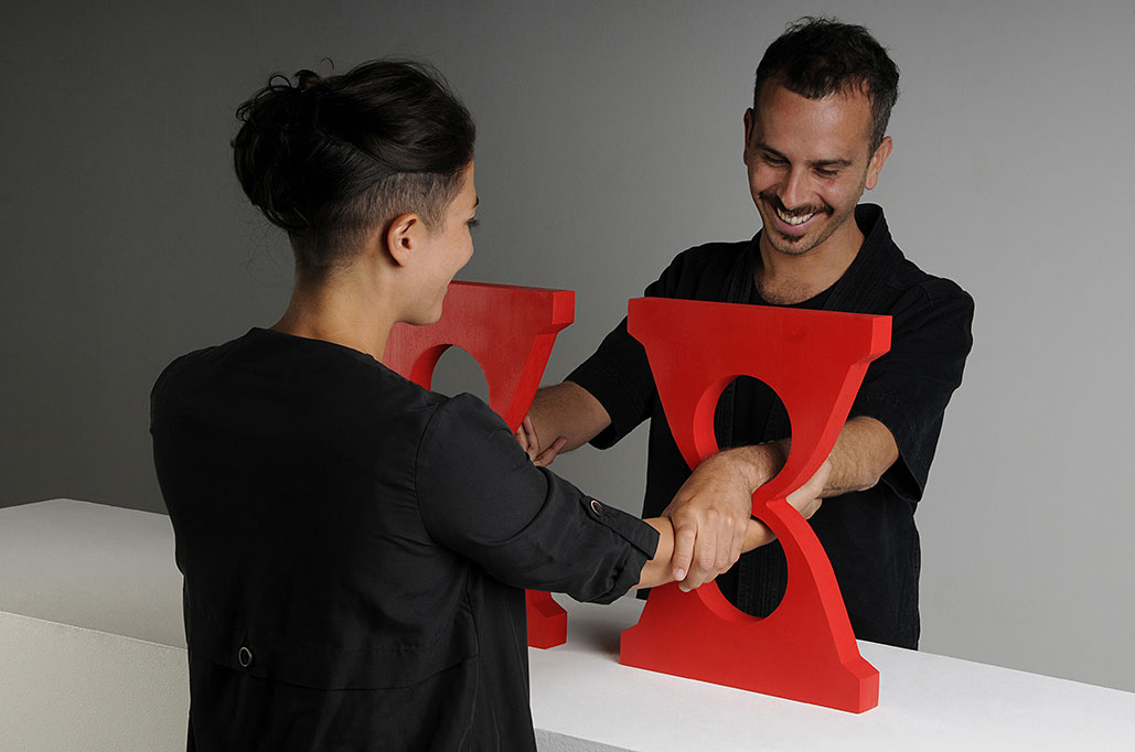 THE TIME OF A STROKE de la collection OXYTOCIN (RED IS THE COLOR OF LOVE) en collaboration avec Alejandro Ruiz, bracelets pour 2 personnes - bois, peinture, découpe sur bois, L.40 x l.20 x h.5 cm - 2020 - Photo : F. Kada