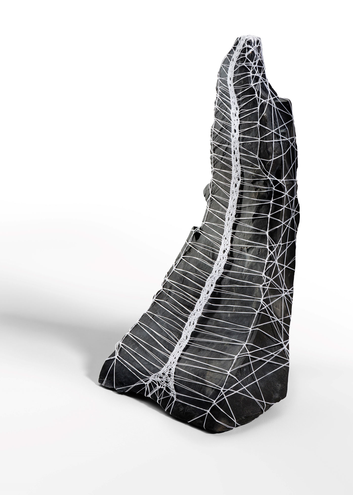 Métamorphose - dentelle au fuseaux, fil glacé, marbre noir de golzinne - 9 x 8 x 13 cm - 2019 Photo : Ph de Formanoir @Hélène de Gottal