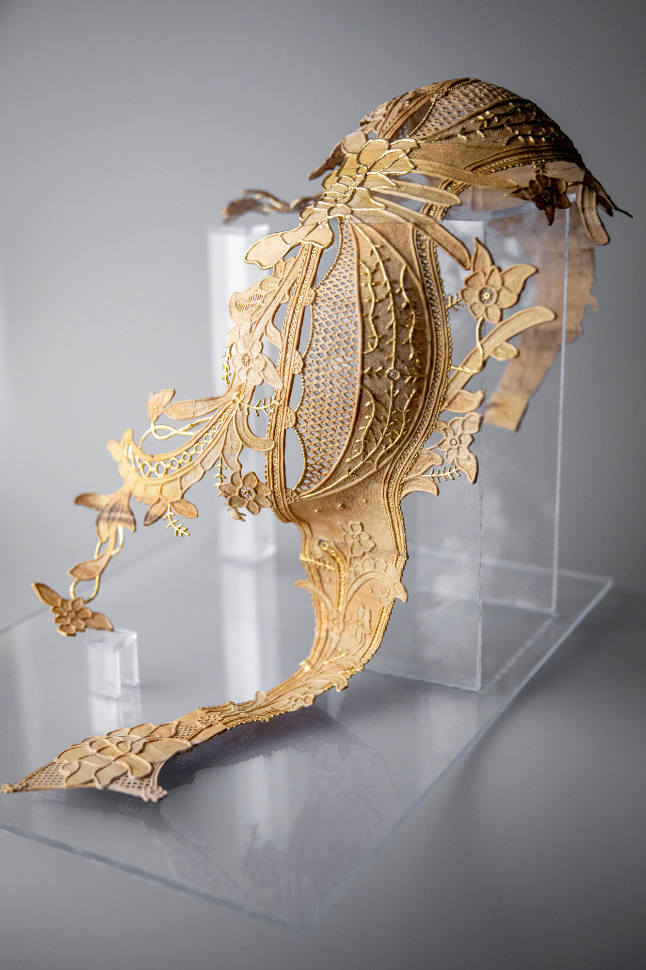 Lingerie en dentelle, sculpture trompe-l'œil - bois, feuille d'or - 300 x 400 x 400 mm - 2019