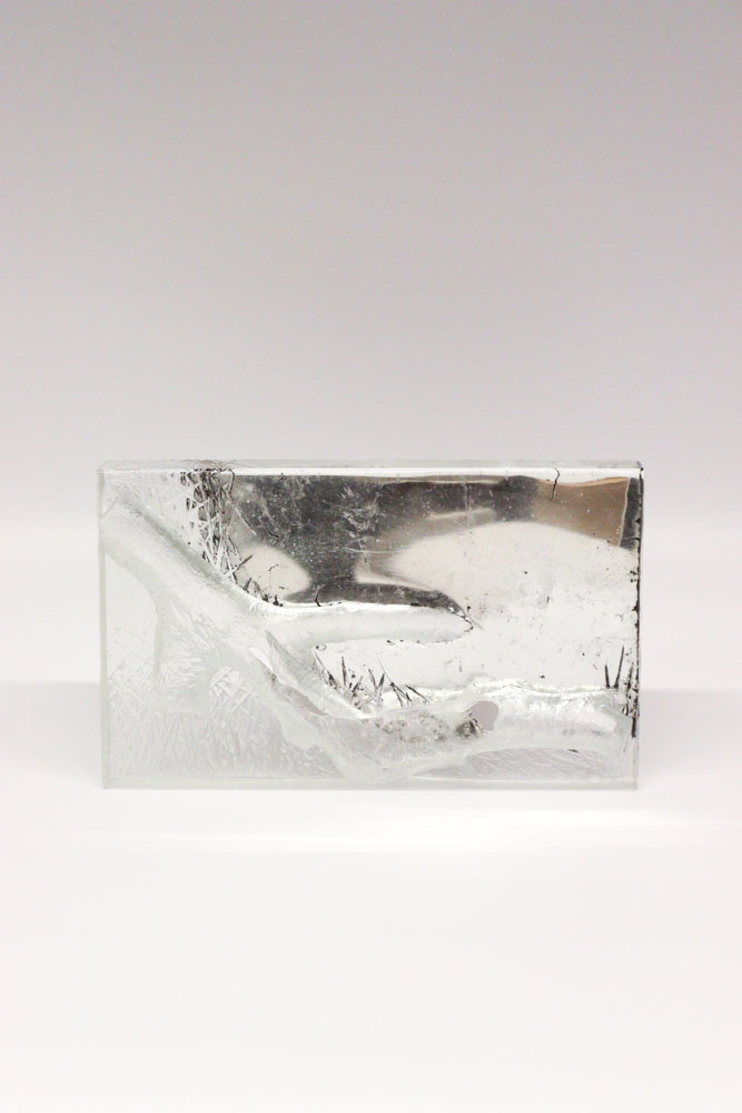 Chantal Delporte, Empreinte - Cristal, feuille d'argent, acrylique - Kilncasting, ponçage, polissage, taille à la meule - 27 x 3 x 15 cm - 750 €