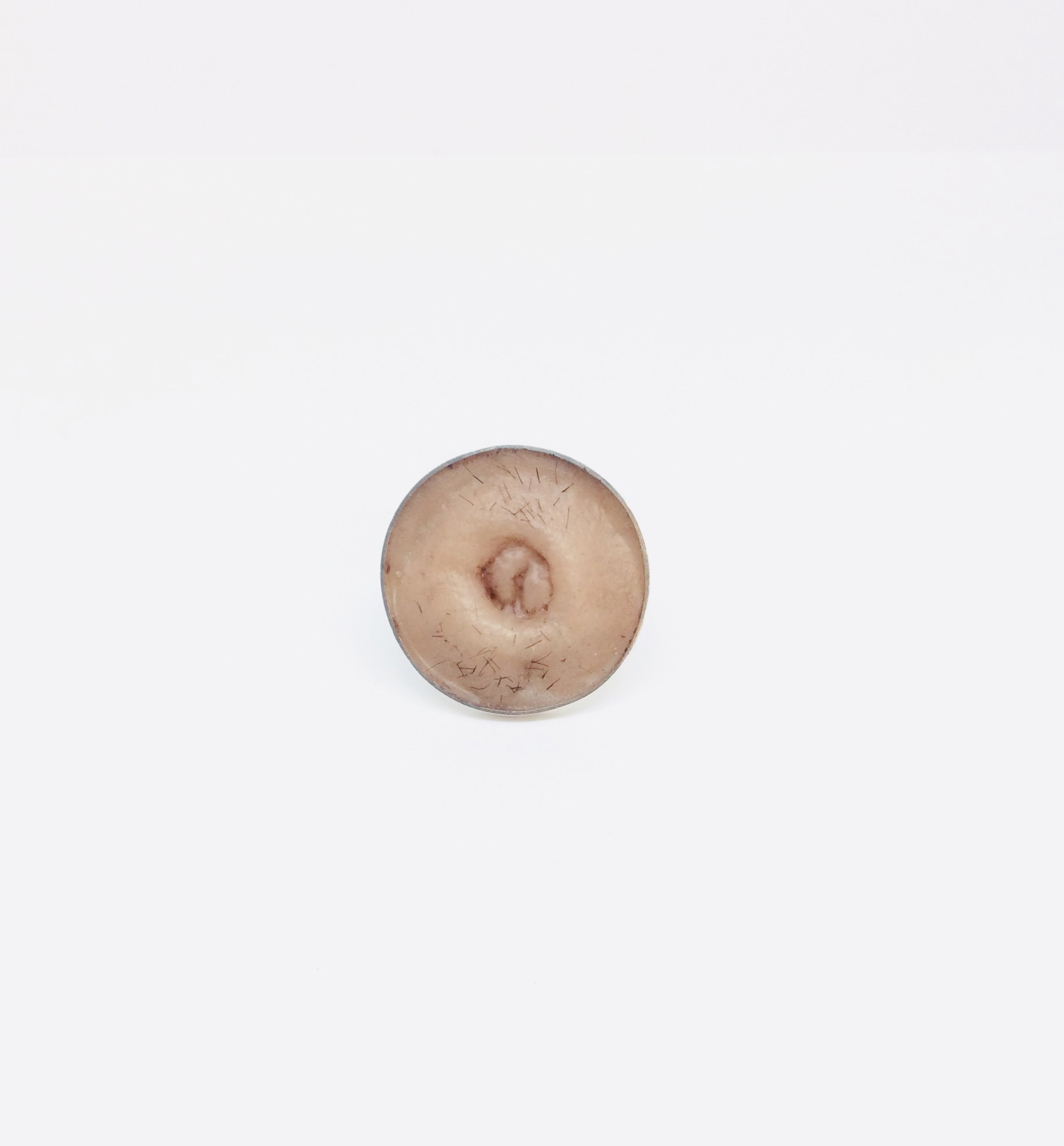 Une histoire au masculin - Broche nombril. Argent 925, silicone et poil humain - 4 cm - 2019