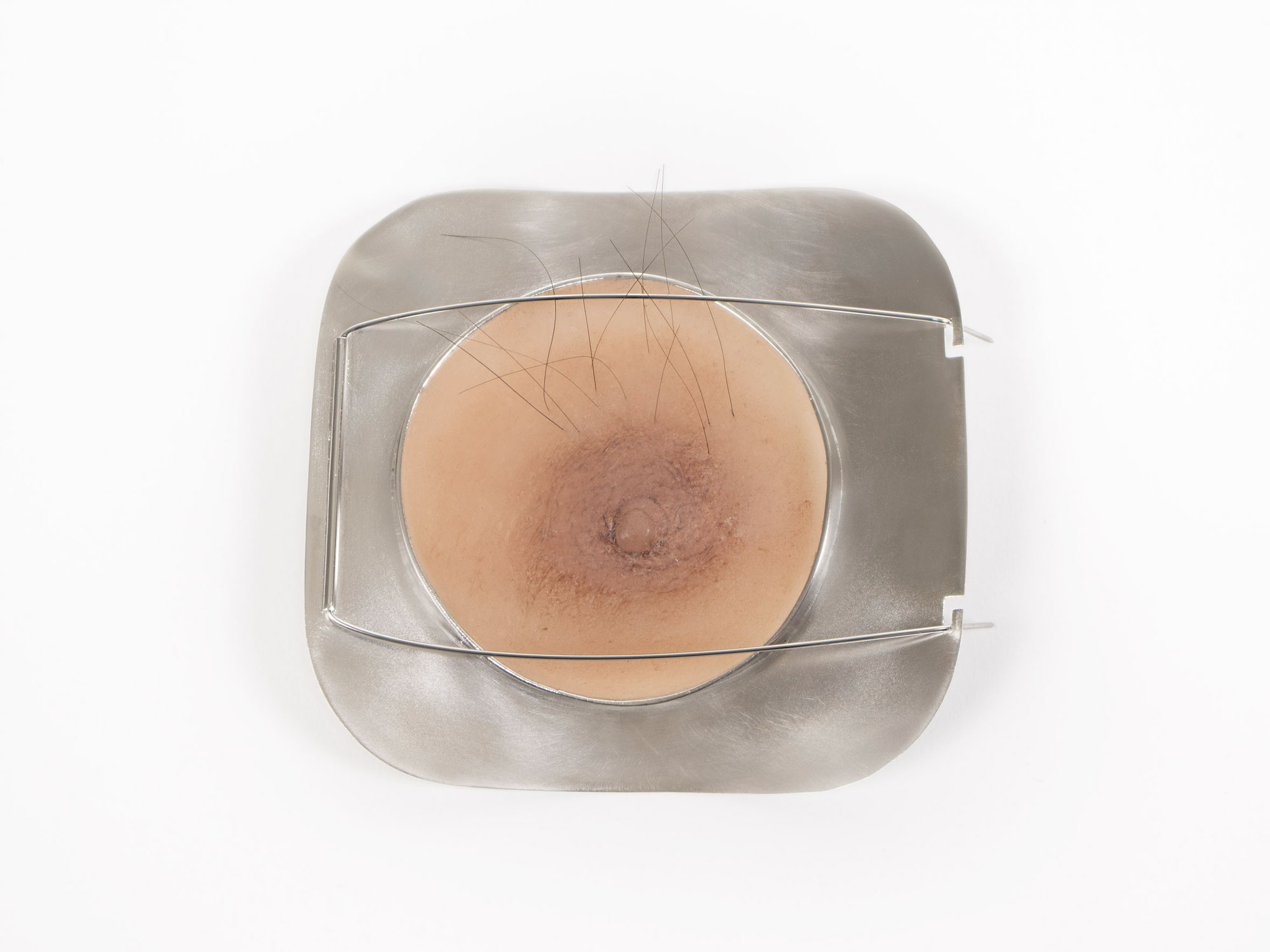 Une histoire au masculin - Broche téton. Argent 925, silicone et poil humain - 9,5 x 9cm - 2019 - Photo : Ludivine Schmidt. 