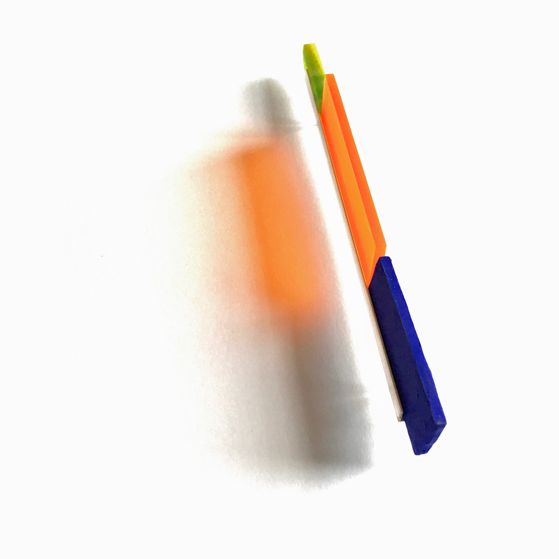 Pour cette série de broches, Claire Lavendhomme s'est inspirée du livre de mathématique "The Elements of Euclid" dans lequel les calculs sont symbolisés par des bâtons de couleurs | Claire Lavendhomme - Euclid color - Broche. Argent, résine, acrylique, pigments - 120 x 8 x 30 mm - 2019