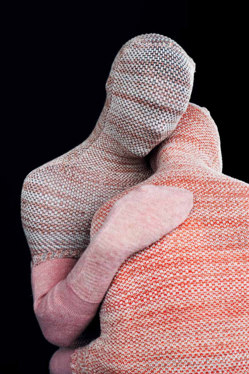 L'invitation. Fil à tricoter, laine, élastique. Jacquard sur machine à tricoter domestique, Silver Reed, Passap 80. 50 x 150 cm. Photo : Margot Rondia