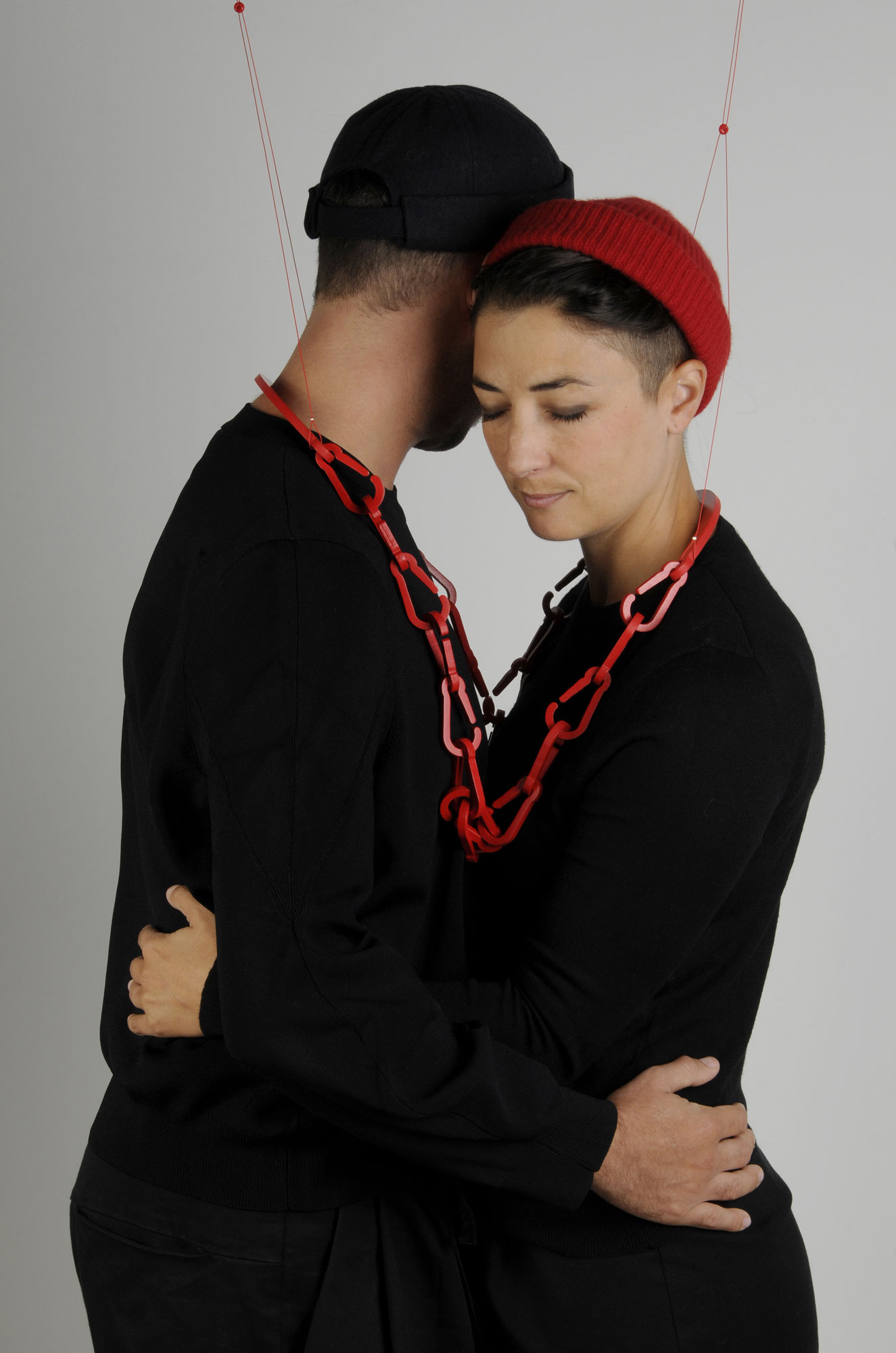 THE HUG de la collection OXYTOCIN (RED IS THE COLOR OF LOVE) en collaboration avec Alejandro Ruiz, collier pour 2 personnes - bois, peinture, corde synthétique, perles à écraser, découpe sur bois -  L.22 x l.30 x h.43 cm - 2020 - Photo : F. Kada