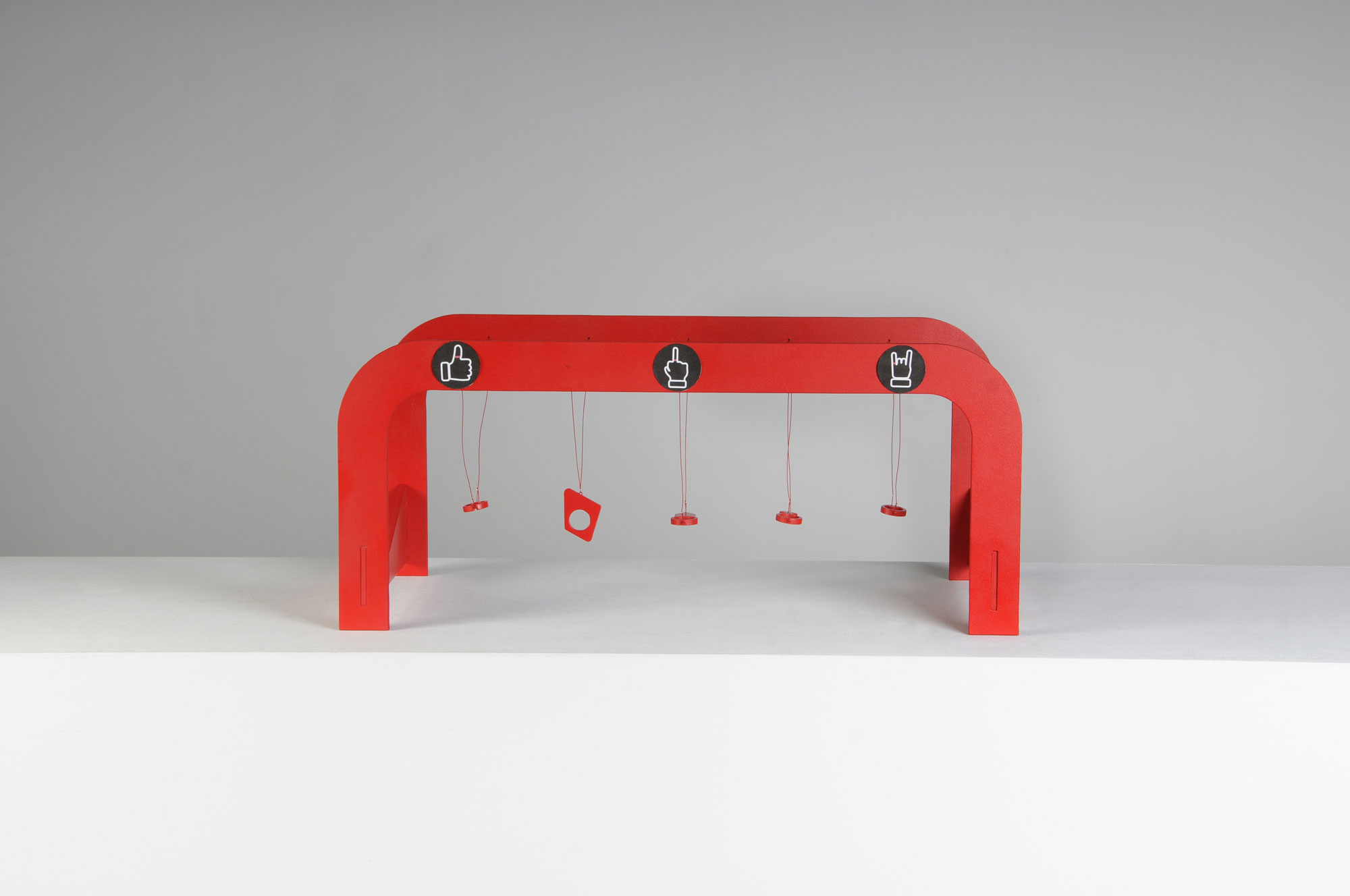 THE GAME de la collection OXYTOCIN (RED IS THE COLOR OF LOVE) en collaboration avec Alejandro Ruiz - bois, peinture, corde synthétique, petits anneaux de jonction, perles à écraser, autocollants, découpe sur bois - L.32 x l.29 x h.68 cm - 2020 - Photo : F. Kada