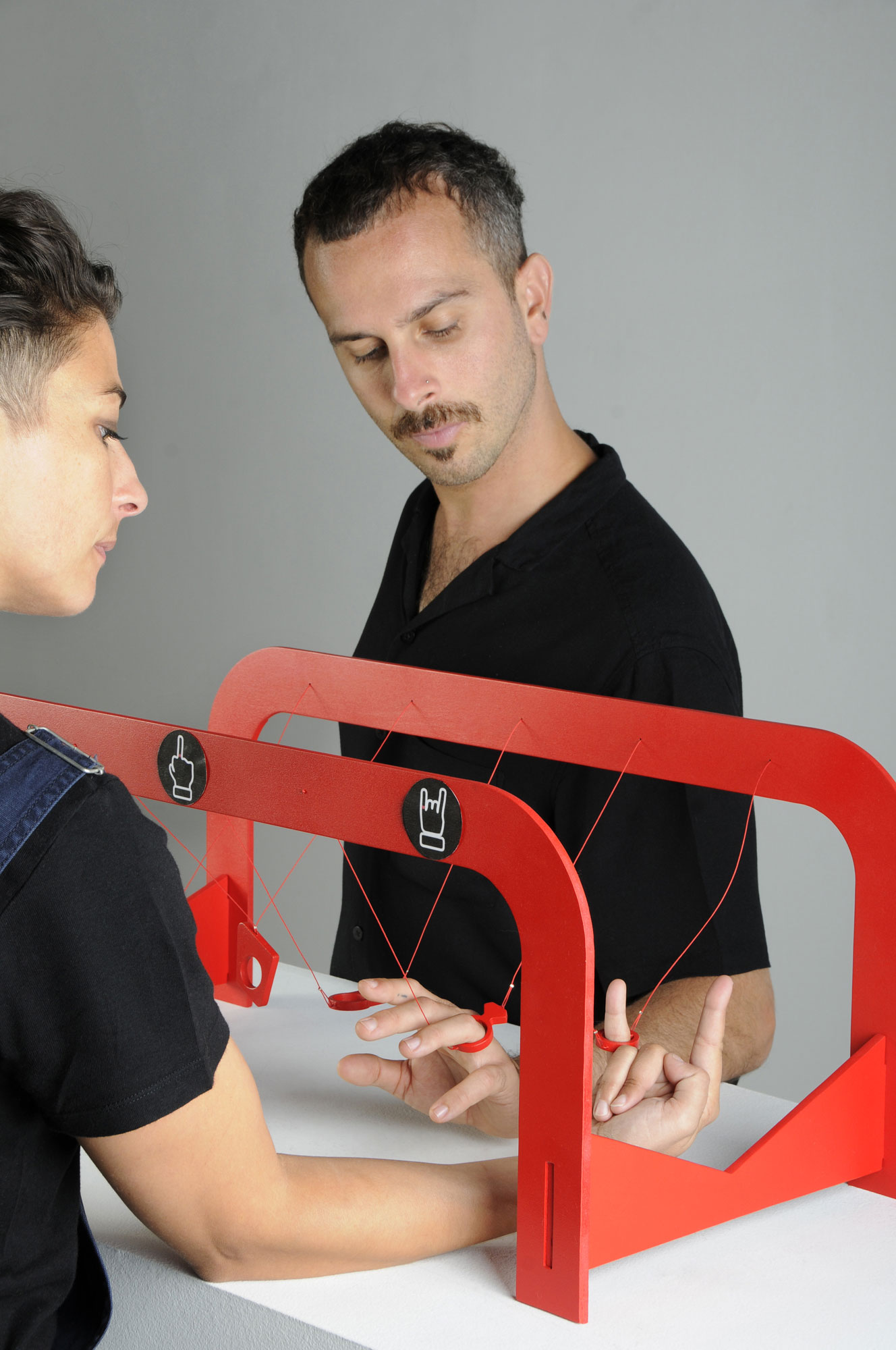 THE GAME de la collection OXYTOCIN (RED IS THE COLOR OF LOVE) en collaboration avec Alejandro Ruiz - bois, peinture, corde synthétique, petits anneaux de jonction, perles à écraser, autocollants, découpe sur bois - L.32 x l.29 x h.68 cm - 2020 - Photo : F. Kada