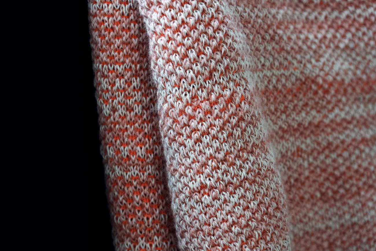 L'invitation. Fil à tricoter, laine, élastique. Jacquard sur machine à tricoter domestique, Silver Reed, Passap 80. 50 x 150 cm. Photo : Margot Rondia