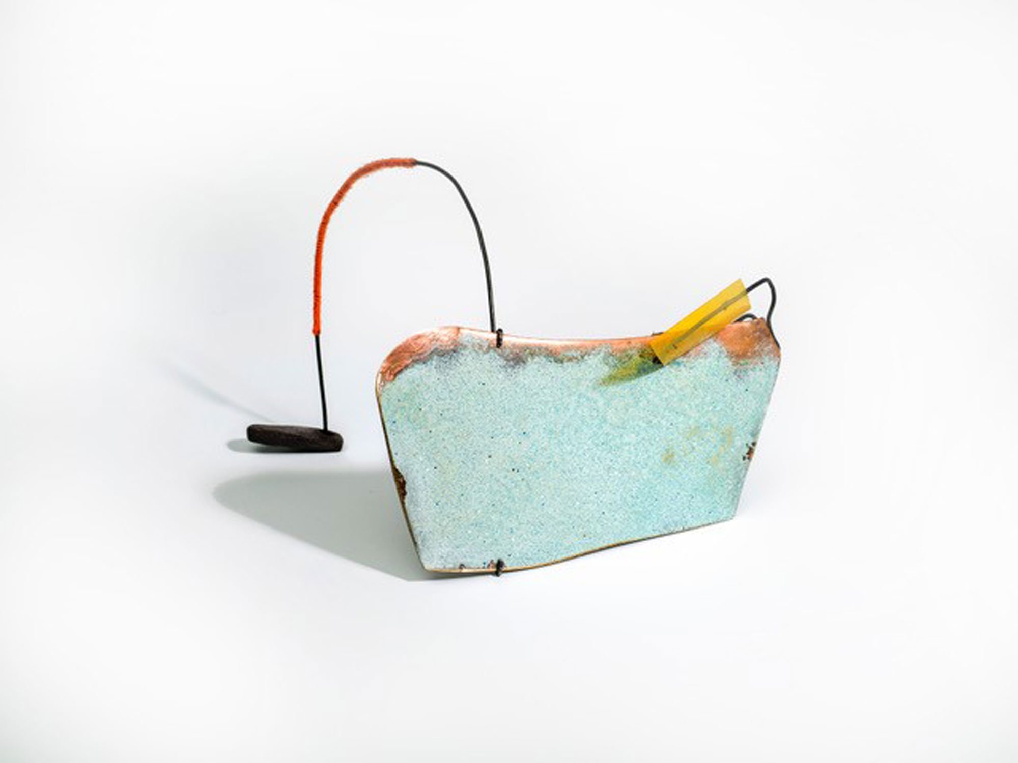Le Lien 69 - Sculpture en cuivre émaillé, fil coton , fil de fer recuit, céramique - 2021 - Photo : Luc Schrobiltgen
