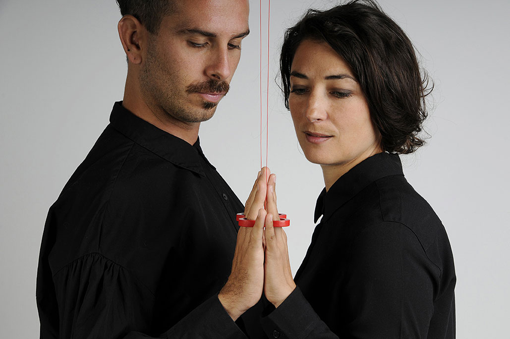 THE LOVERS de la collection (RED IS THE COLOR OF LOVE) en collaboration avec Alejandro Ruiz, bague pour 2 personnes - bois, peinture, corde synthétique, perles à écraser, découpe sur bois - L.9 x l.6,5 x h.1 cm - 2020 - Photo : F. Kada