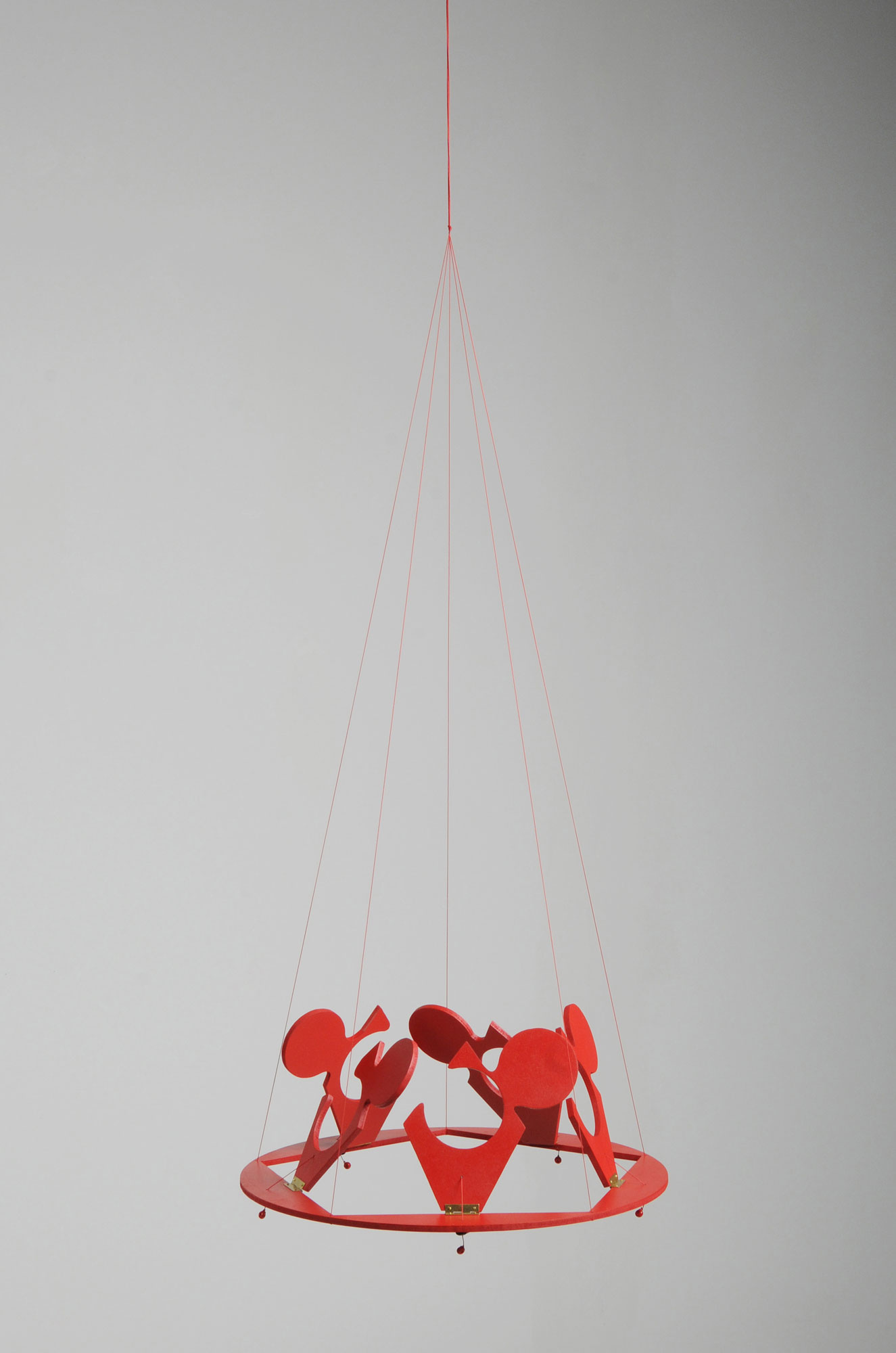 The PACT de la collection OXYTOCIN (RED IS THE COLOR OF LOVE) en collaboration avec Alejandro Ruiz, bracelet pour 5 personnes - bois, peinture, corde synthétique, perles, arrêts de cordons, micro charnières et clous en laiton, découpe sur bois - Ø 40 x h.0,6 cm fermé et Ø 40 x h.16 cm ouvert - 2020 - Photo : F. Kada