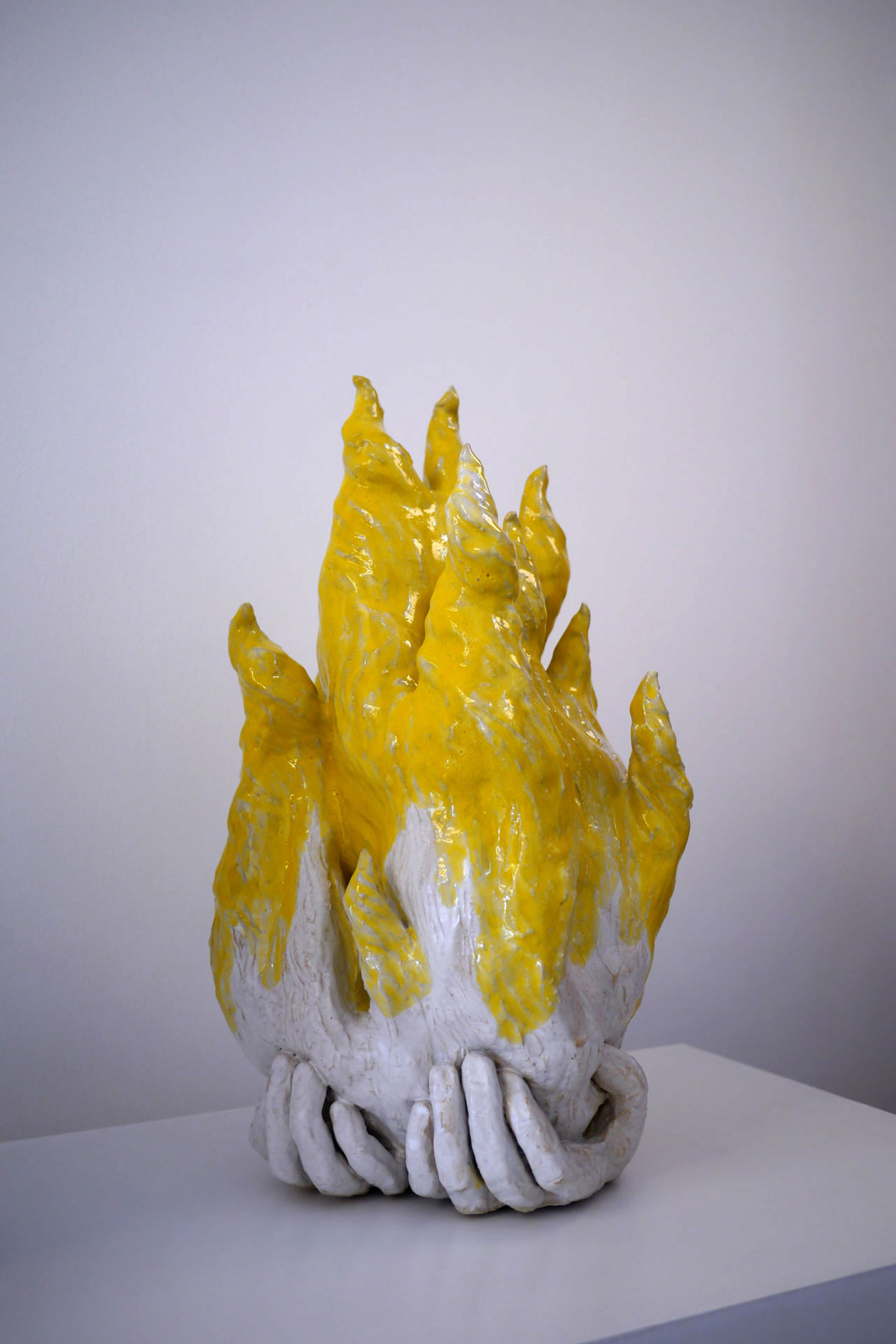 Garder la Flamme, 2015 - Grès émaillé,
modelage - 30 x 30 x 50 cm - Photo : FRACAS Gallery