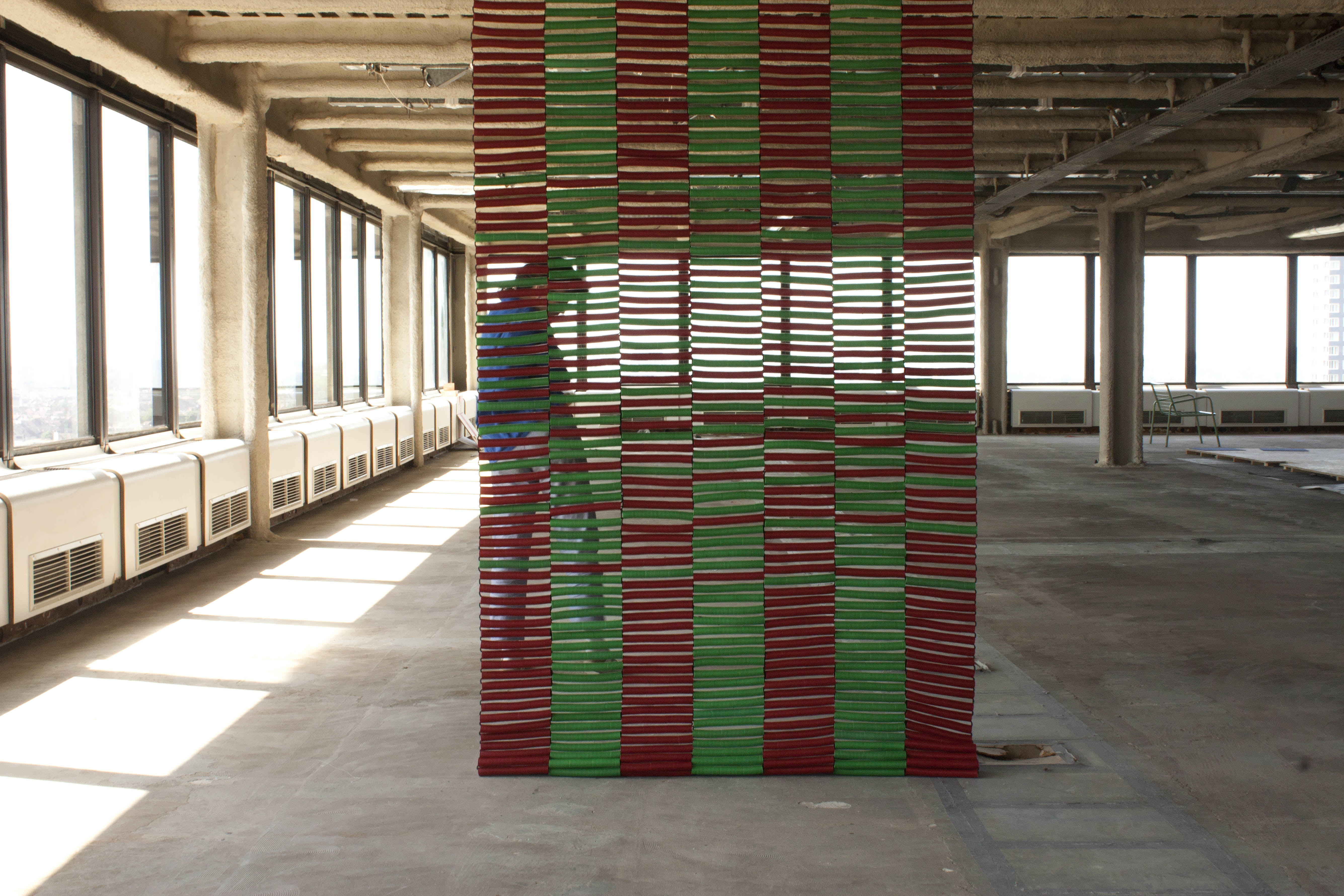Emma Cogné, Turborama n°4, du projet Système T - Cloison textile. Nouage, gaine ICTA, polypropylène, corde polyester, élasthanne - 140x300 cm