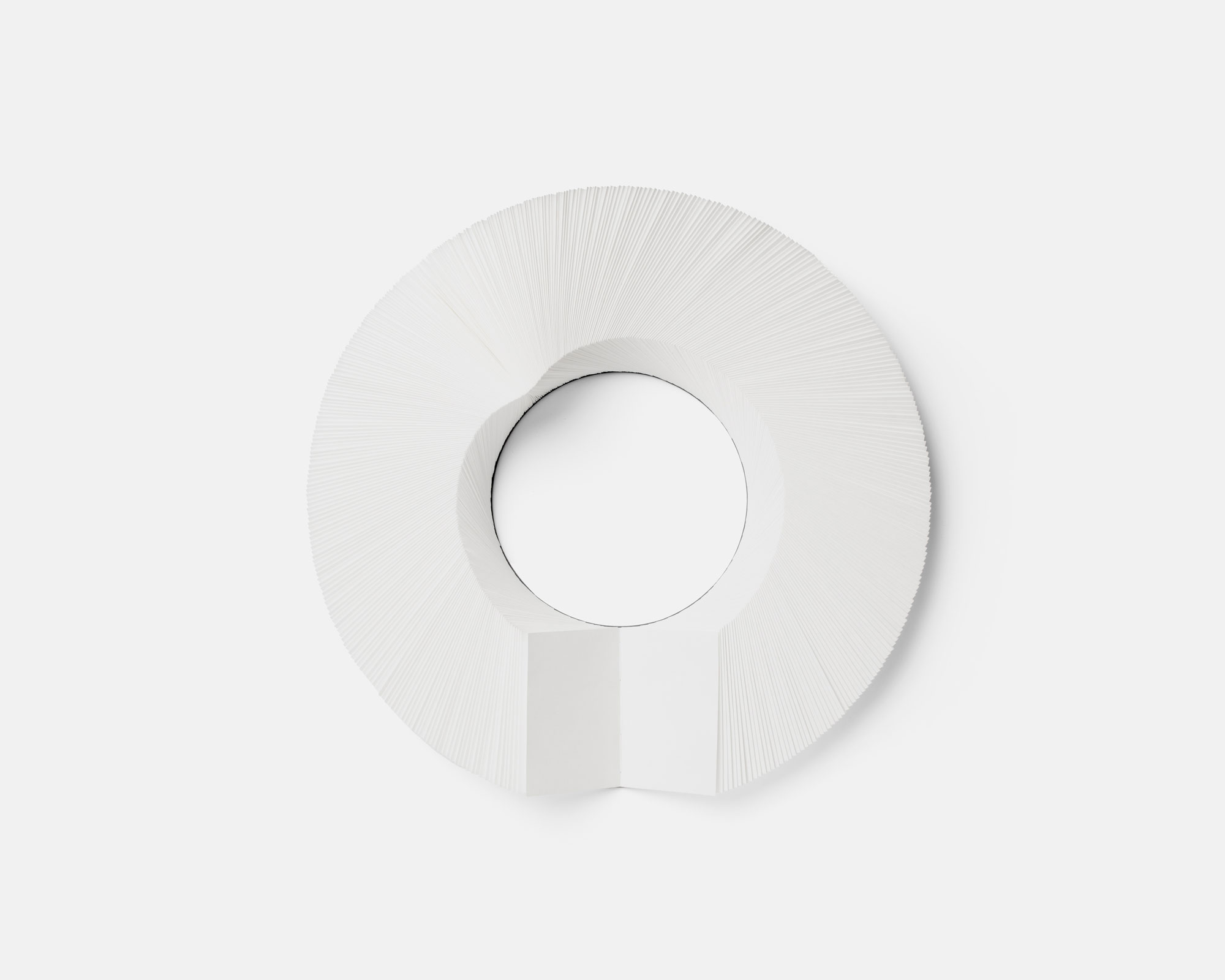 No end - Livre circulaire - Tyvek, carton, fil - Assemblage de pages par couture sur un disque de carton - Ø 42 cm - 2023 - Photo : Andy Simon