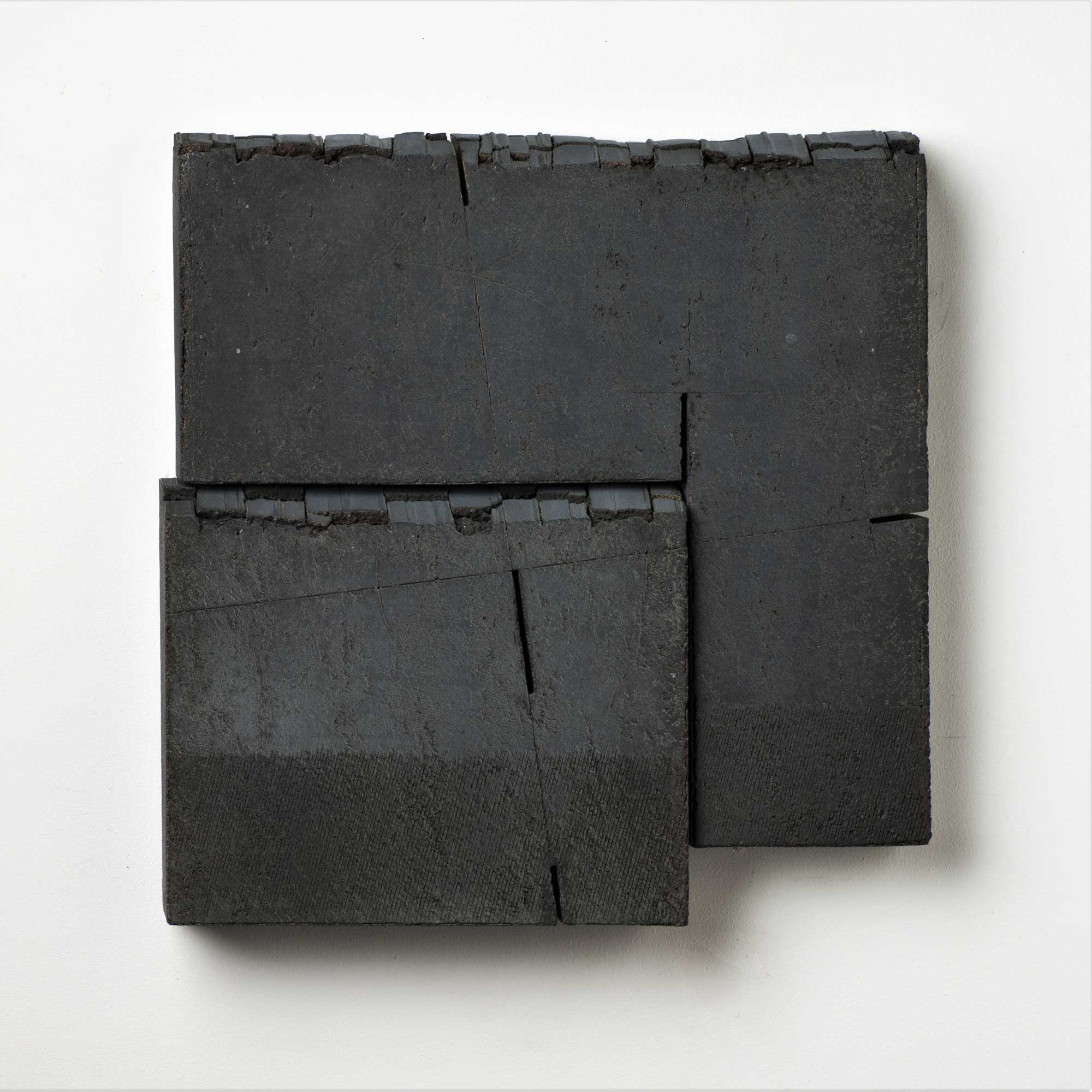 Fragments # 3 - Oxydes et engobes sur grès - 48,5 x 47,5 x 7 cm - 2011 - Photo : J. Vandenberg

