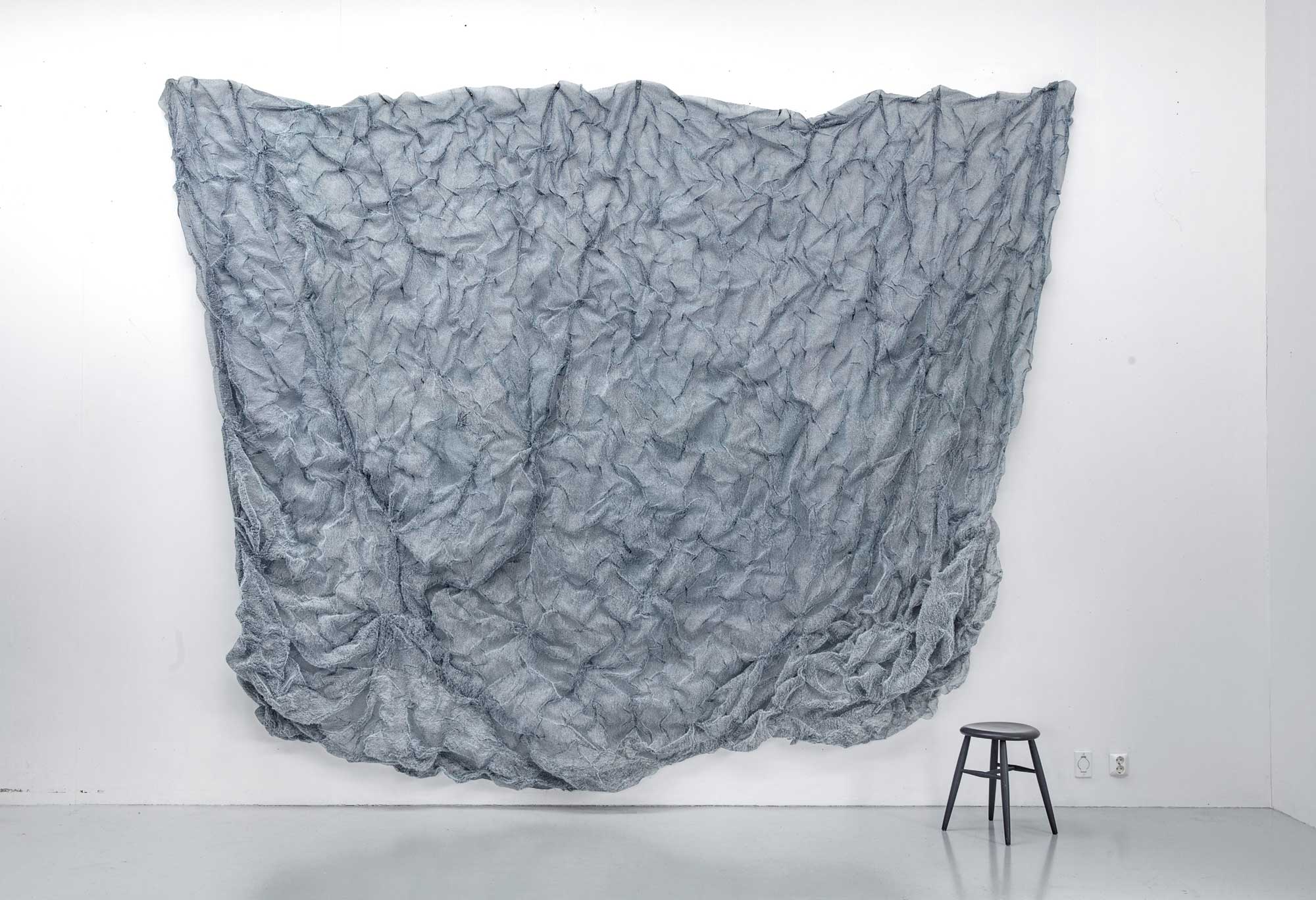 Kari Hjertholm - A transparent fall
- Tufté. Fil cousu et moustiquaire - 430 x 26 x 338 cm - 2020 - Photo : Jan M. Lillebø