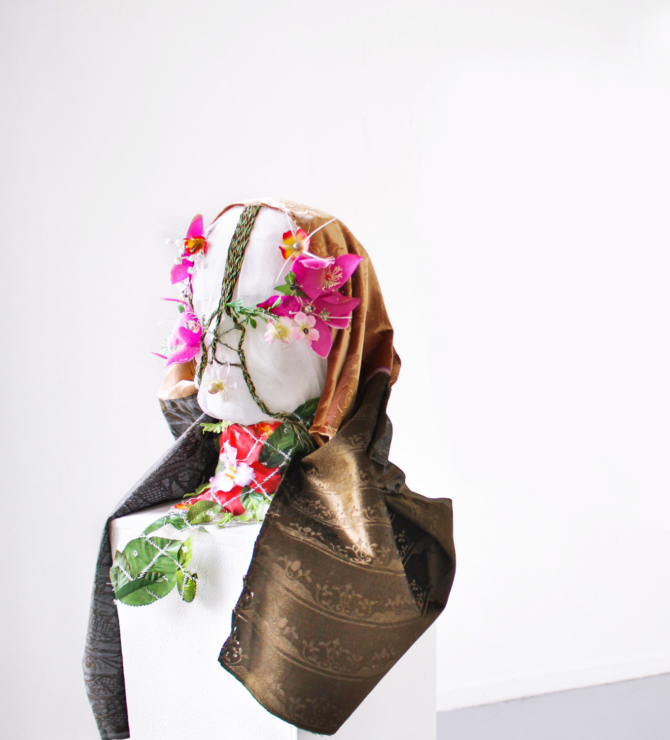 Daon temps - Tissus velours, fils divers, fleurs artificielles - Broderies, gravure laser, sérigraphie - 50 x 35 x 35 cm - 2019
