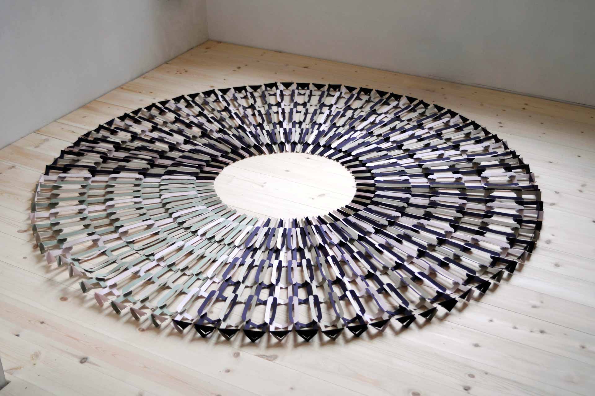 Cercle - Papier - Découpe au cutter numérique, assemblage par crochet "Paperoko" - H.60 x L.35 x P.35 cm > H.3 x L.160 x P.160 cm -
2023