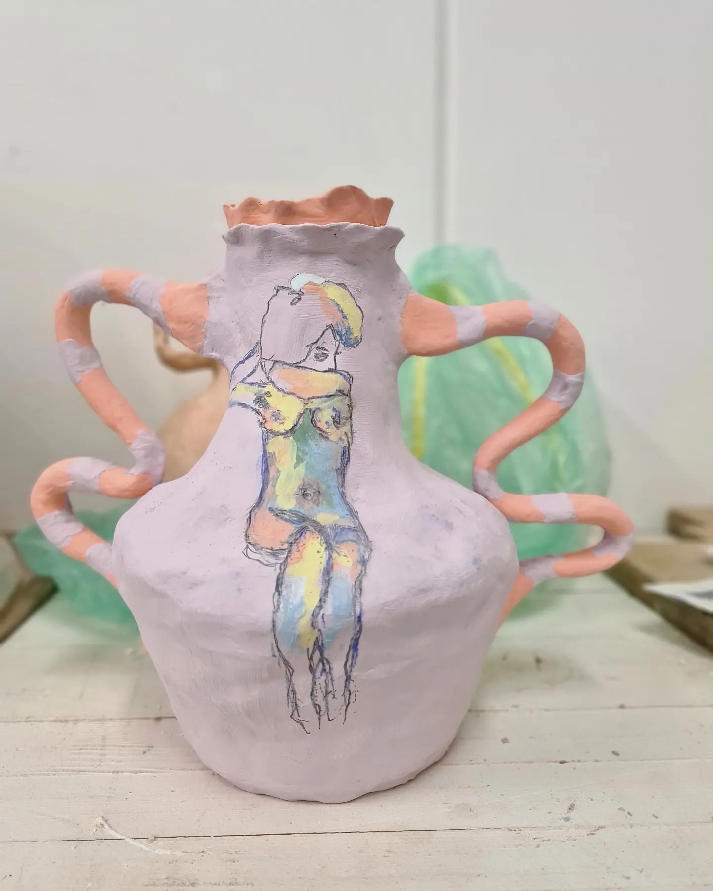 Vase « Un femme nue » - Grés, oxydes - Modelage par pincement, dessin au crayon, émaillage - 32 cm - 2023
