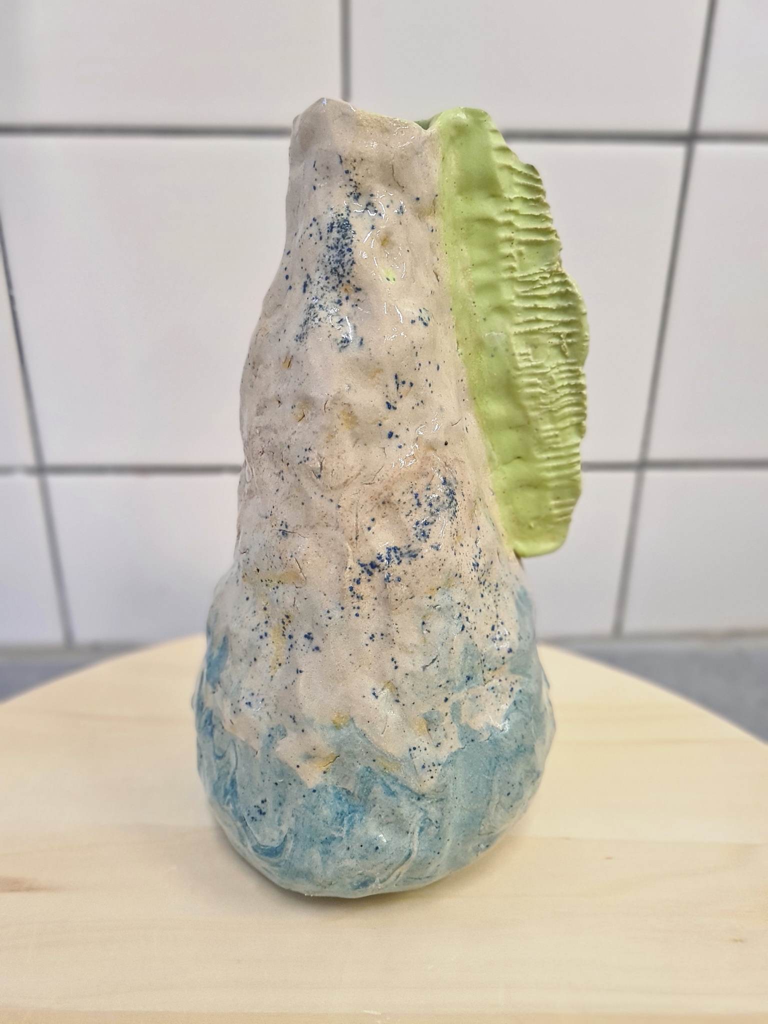 « La montagne bleue » - Grès, oxyde, émail transparent - Modelage par pincement, teinture dans la masse, émaillage - 23 cm - 2023
